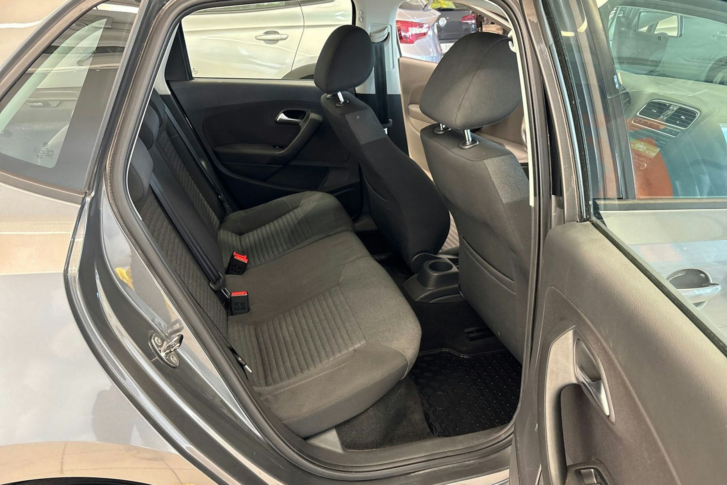 Harmaa Volkswagen POLO 2013 kuva 13.