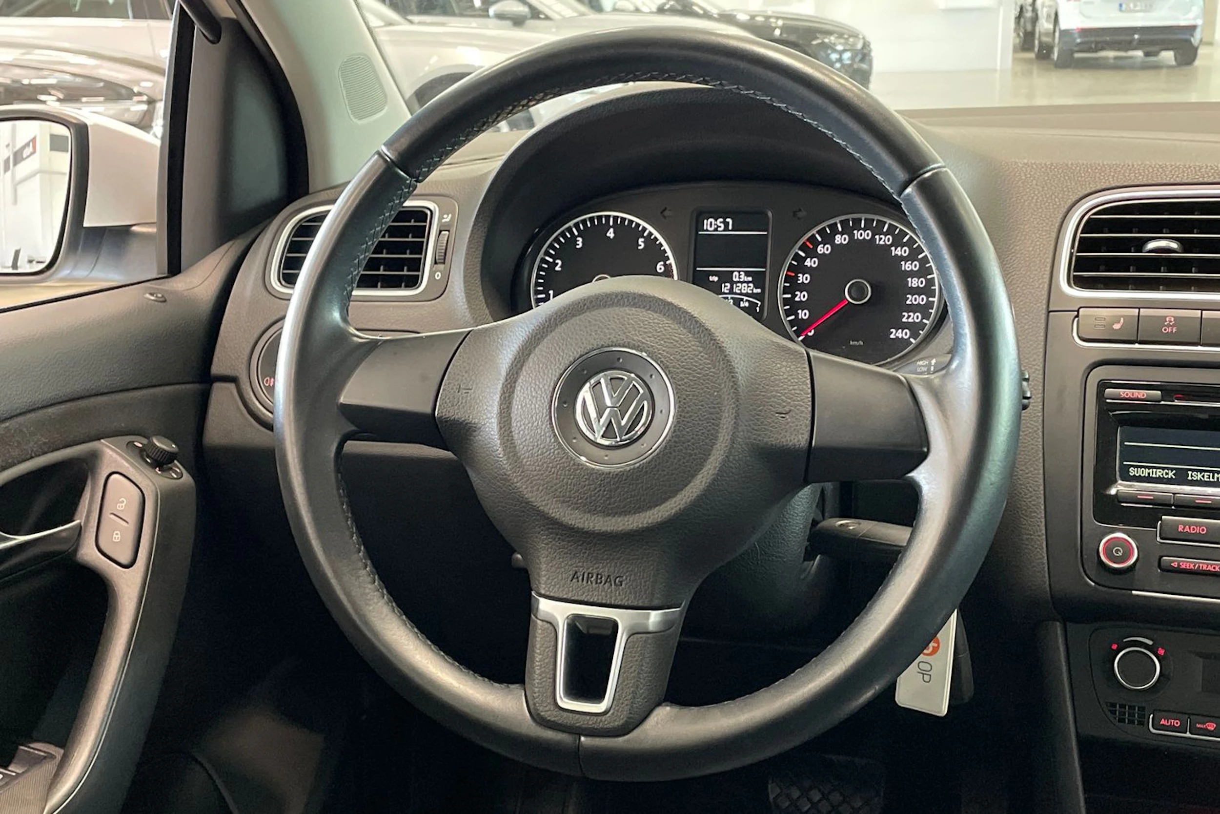 valkoinen Volkswagen Polo 2013 kuva 12.