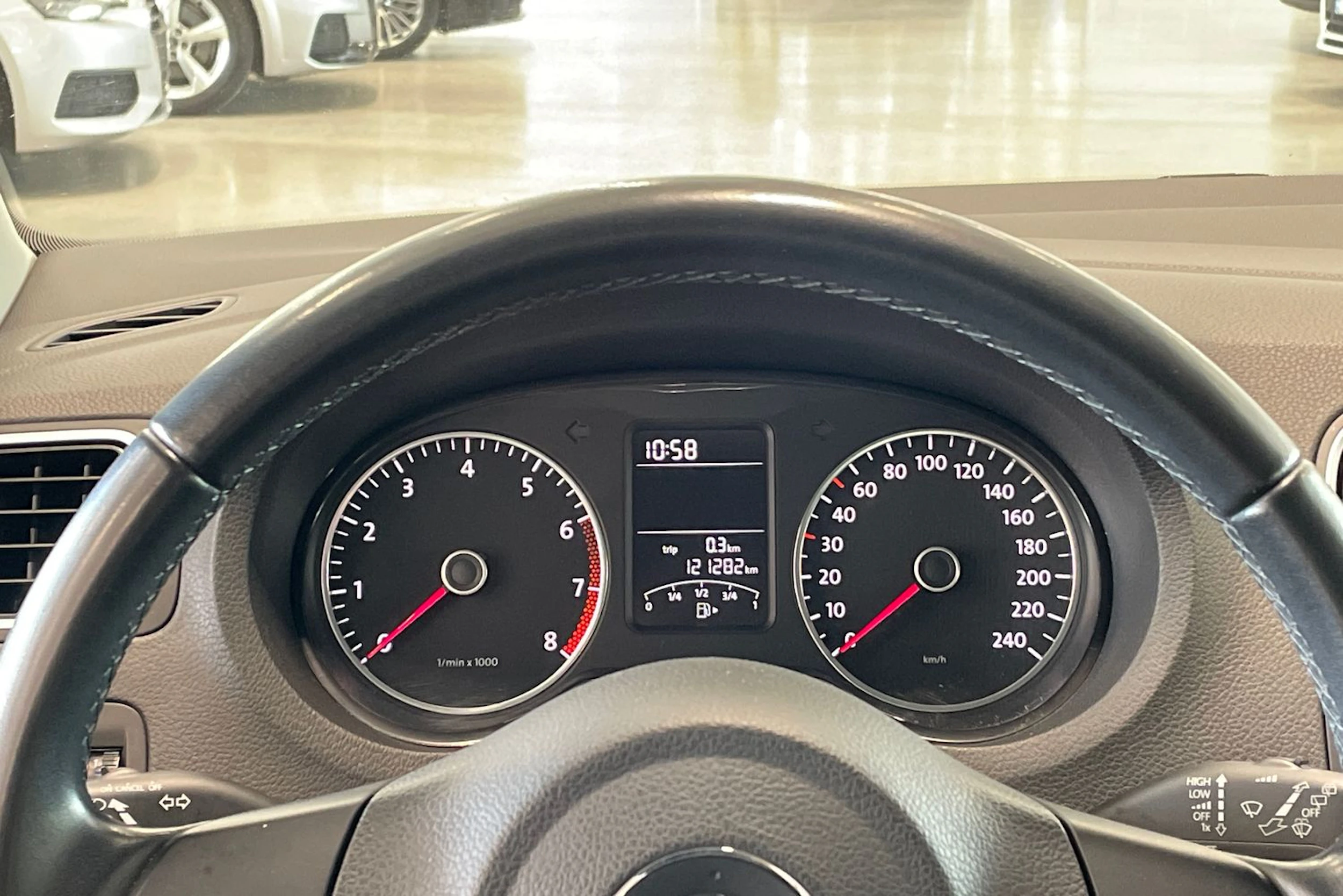 valkoinen Volkswagen Polo 2013 kuva 13.