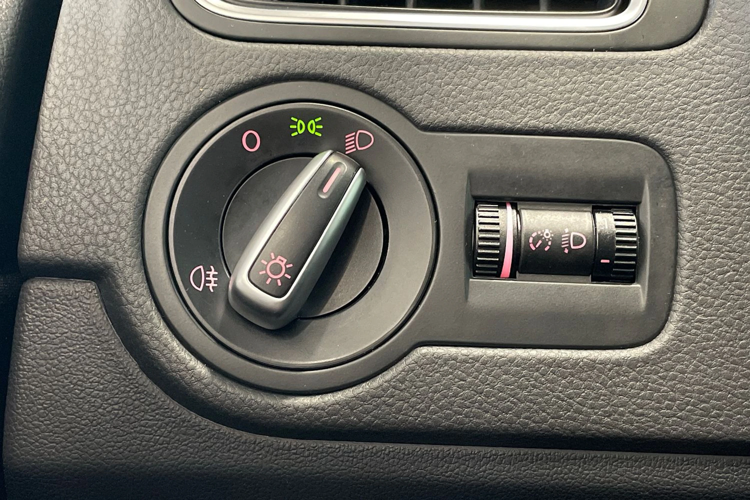 valkoinen Volkswagen Polo 2013 kuva 22.