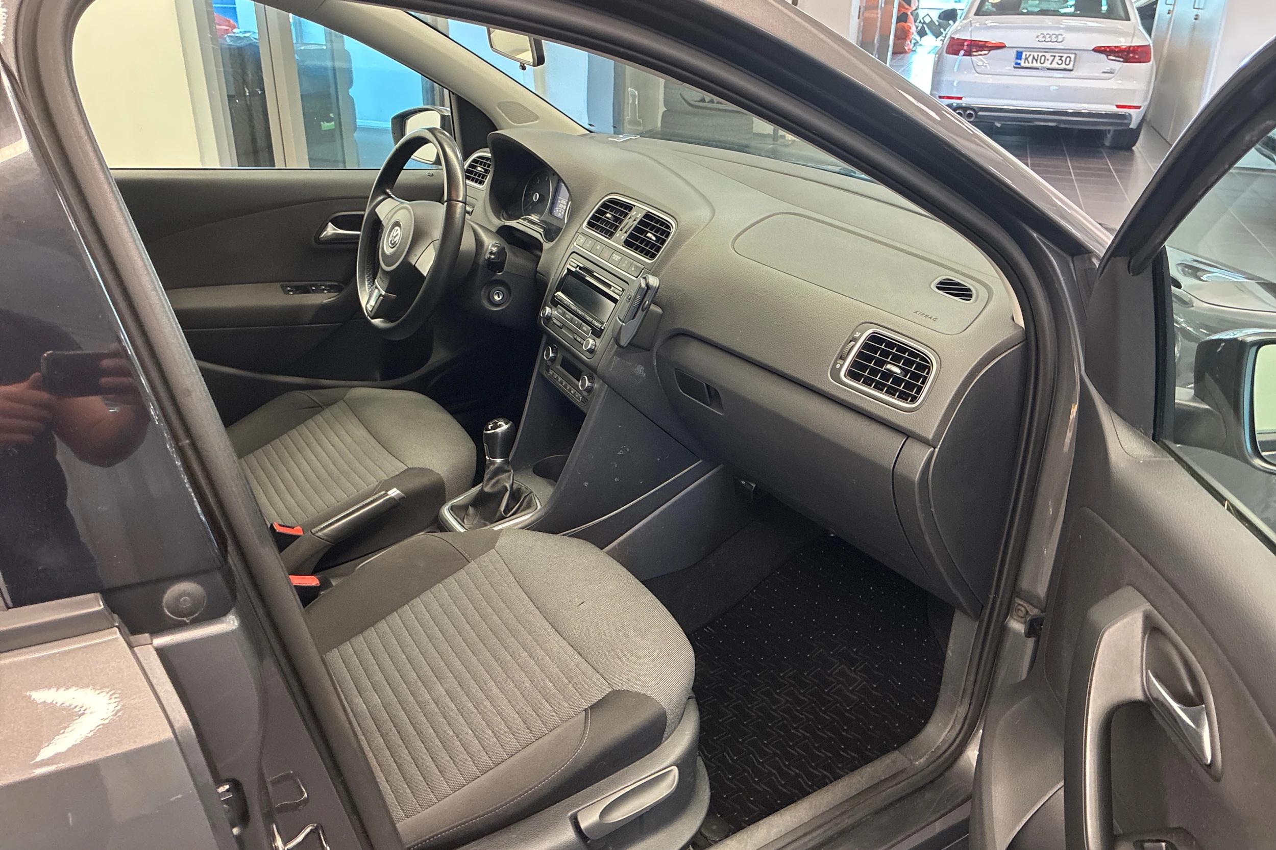 harmaa Volkswagen Polo 2013 kuva 14.