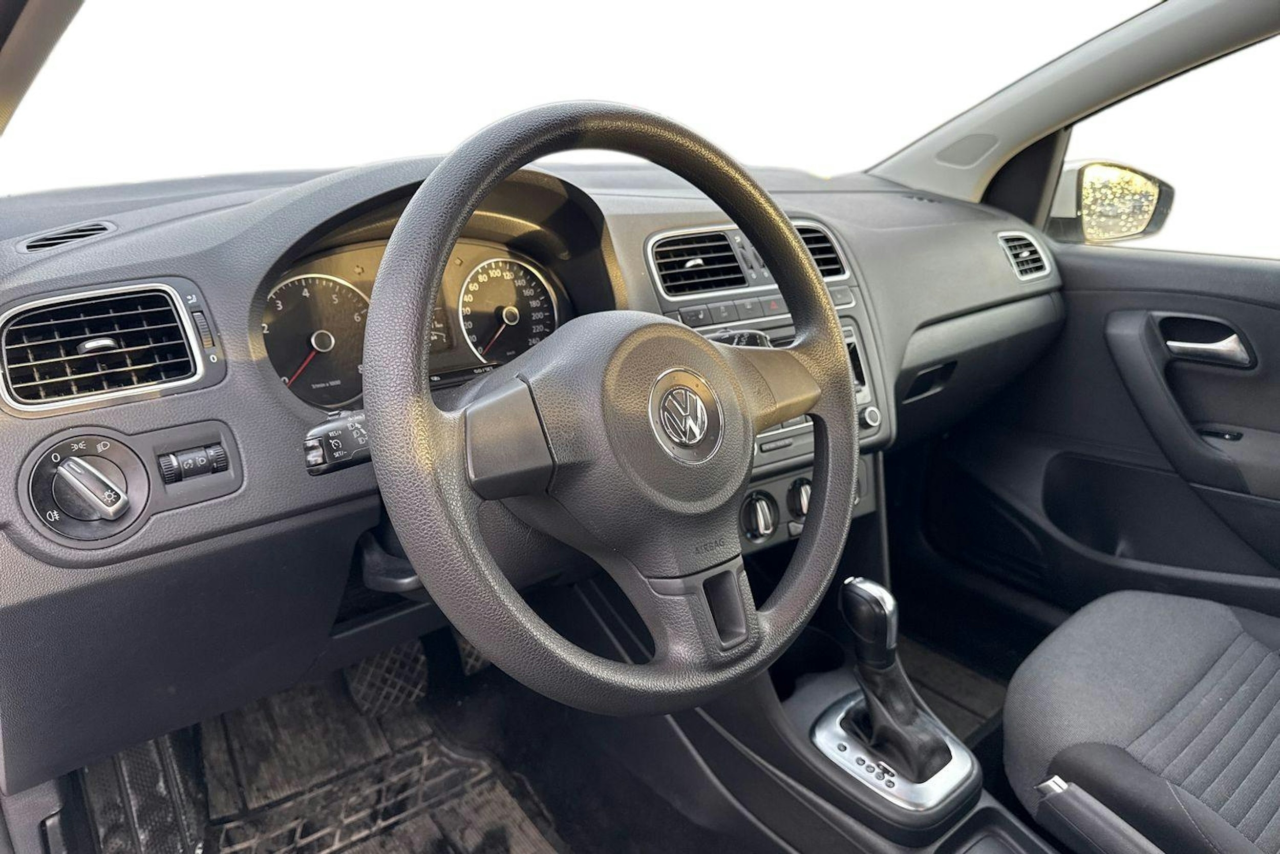 Valkoinen Volkswagen POLO 2013 kuva 3.