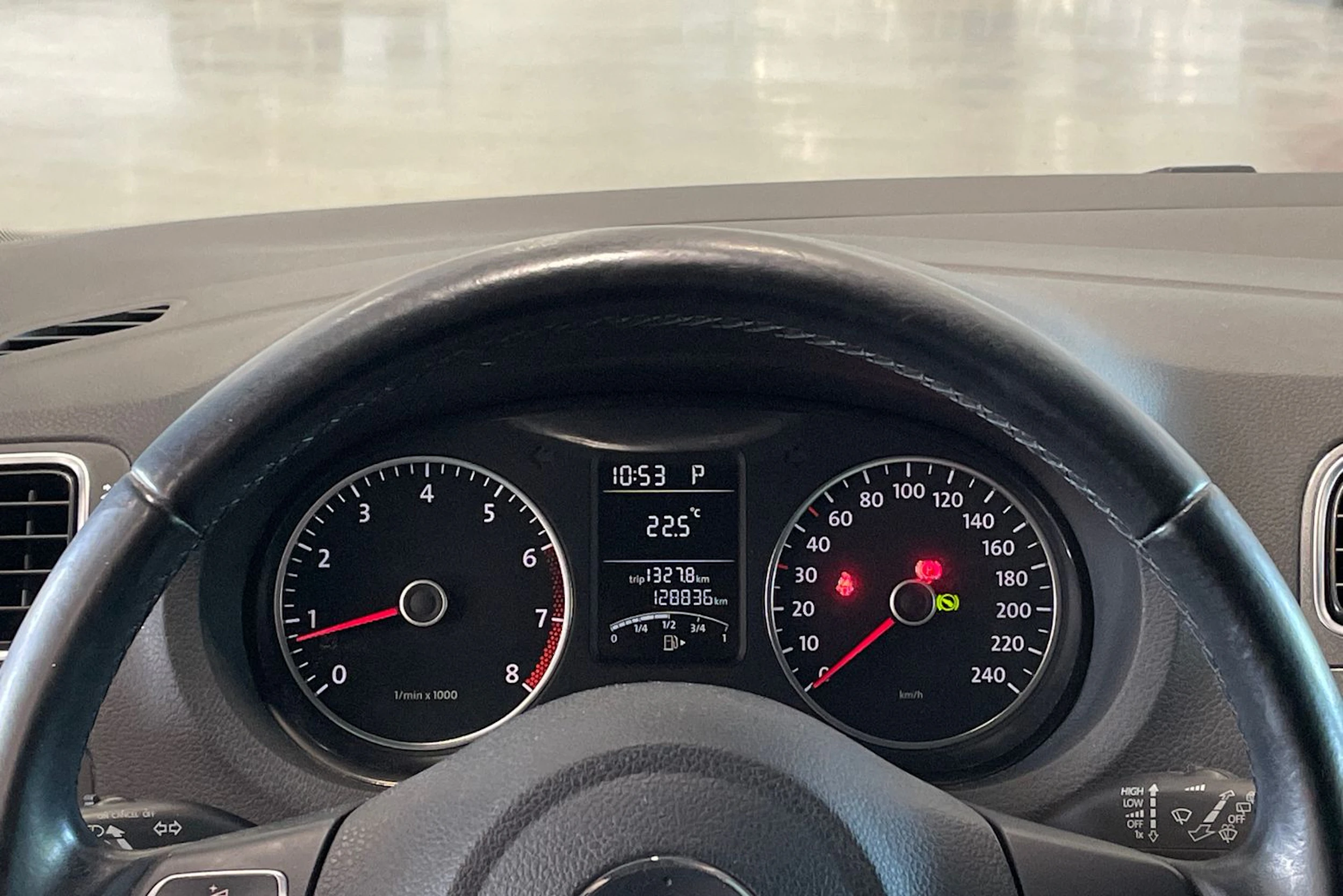 oranssi Volkswagen Polo 2014 kuva 13.