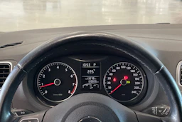 oranssi Volkswagen Polo 2014 kuva 13.
