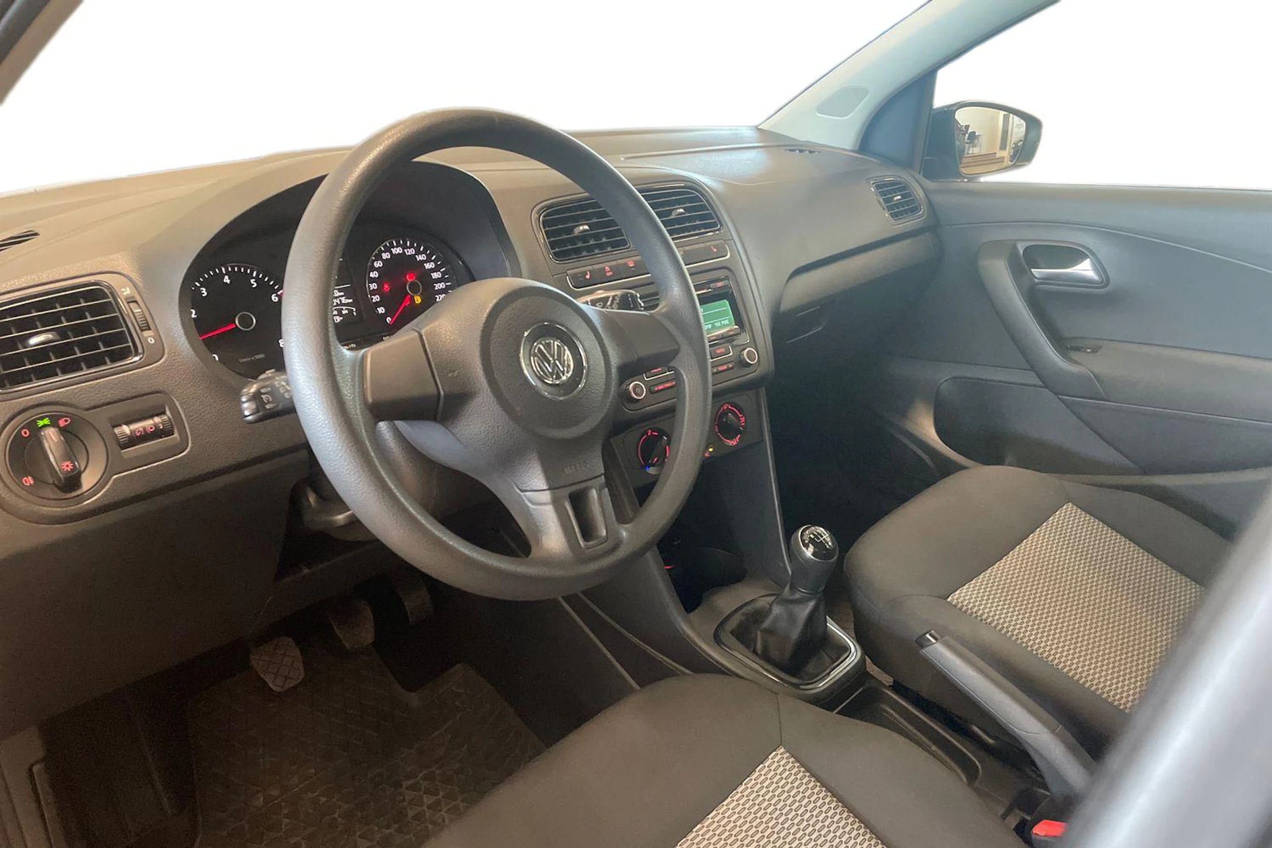sininen Volkswagen Polo 2014 kuva 8.