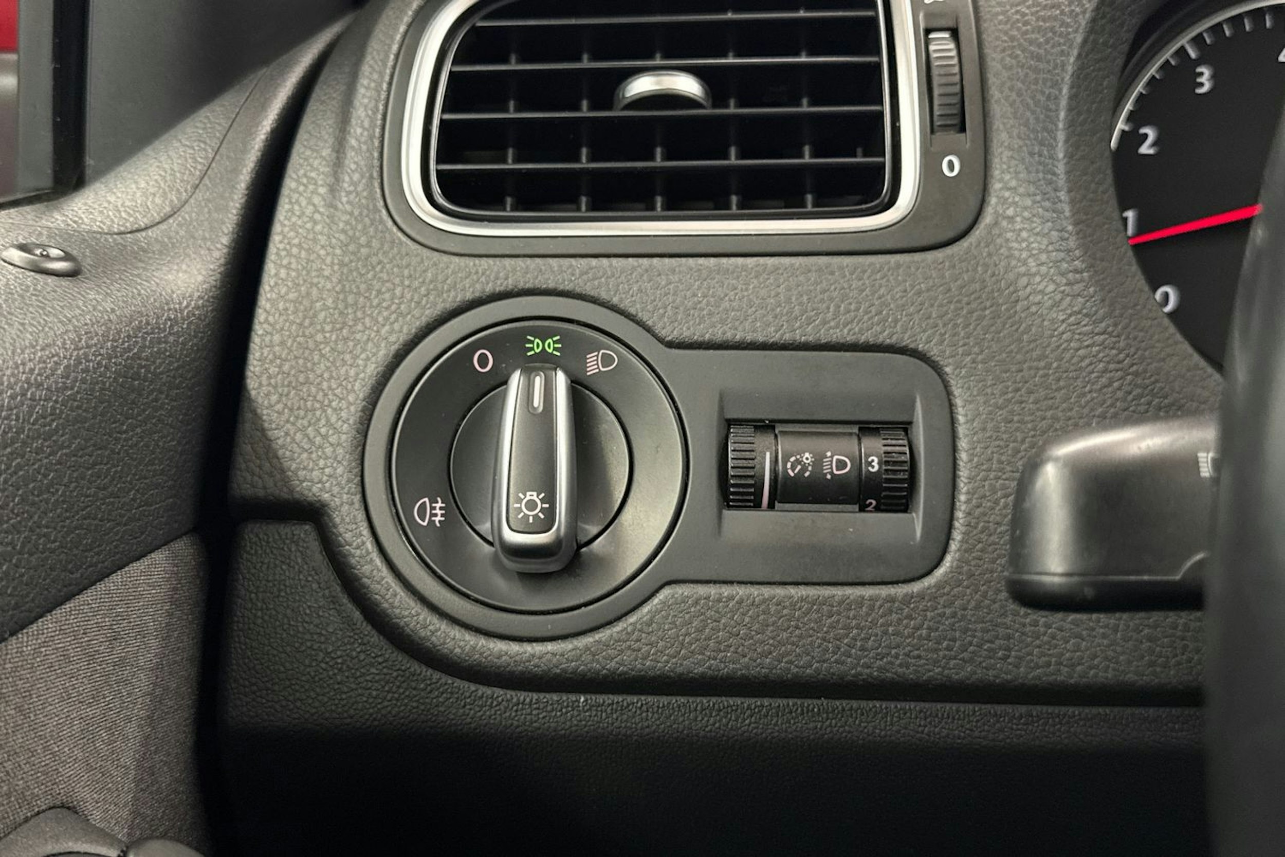 punainen Volkswagen Polo 2014 kuva 16.