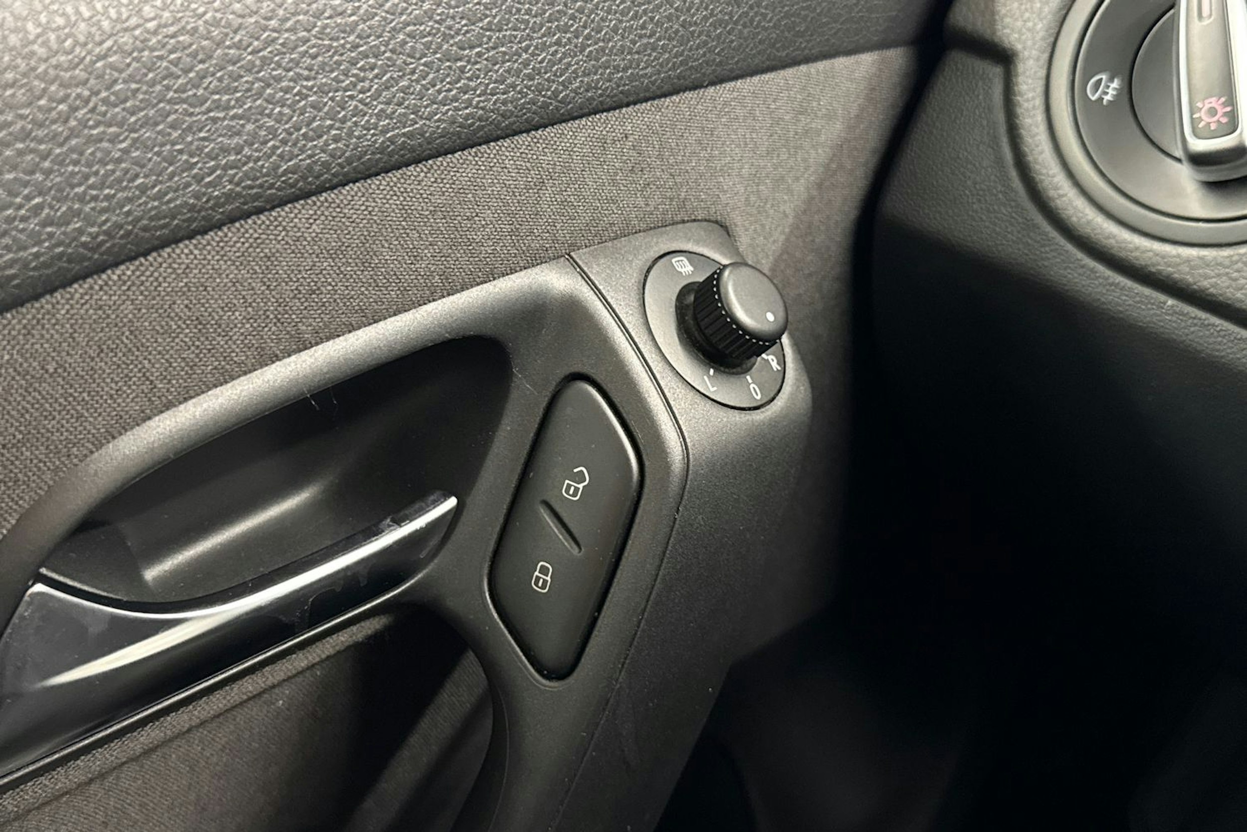 punainen Volkswagen Polo 2014 kuva 17.