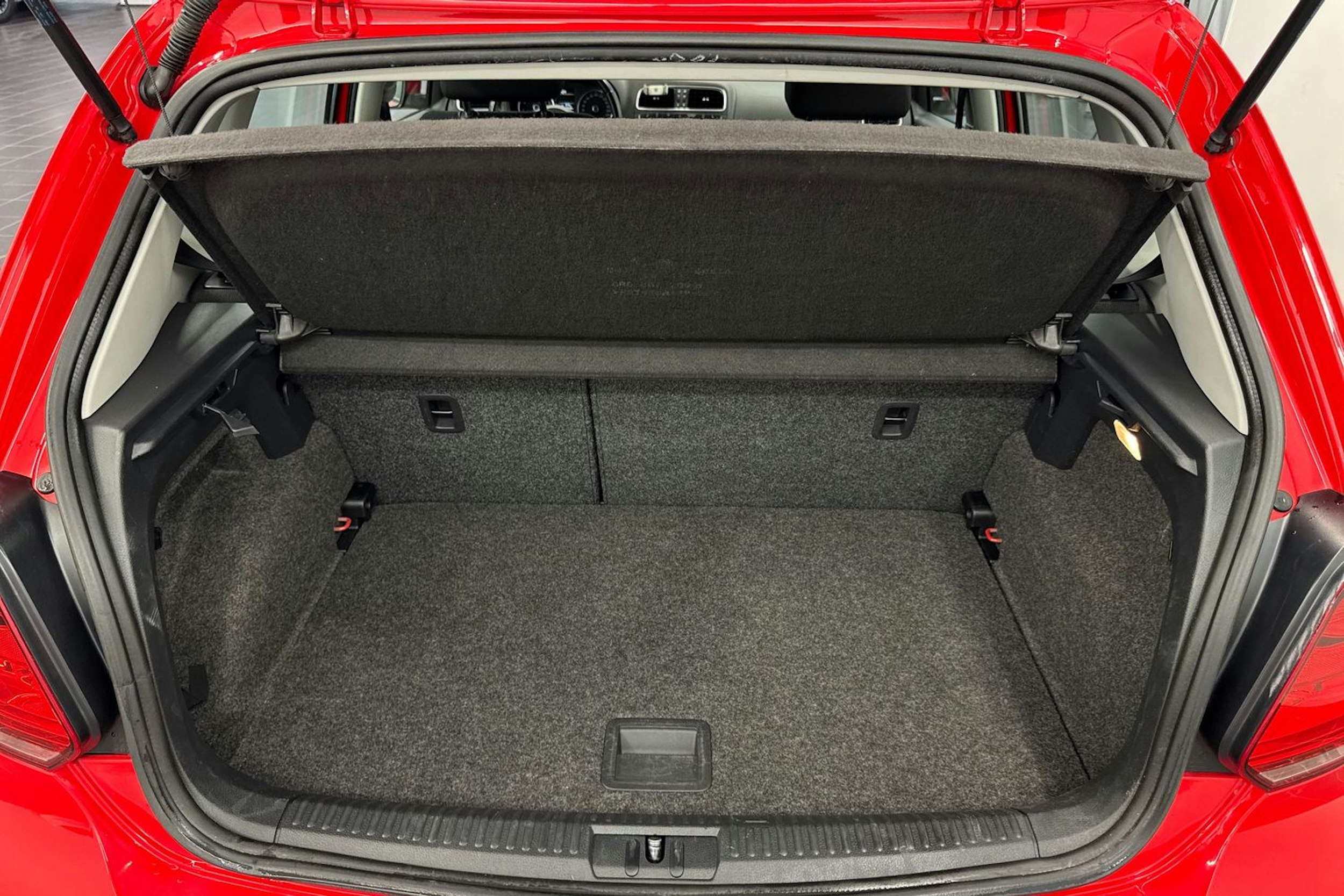 punainen Volkswagen Polo 2014 kuva 27.