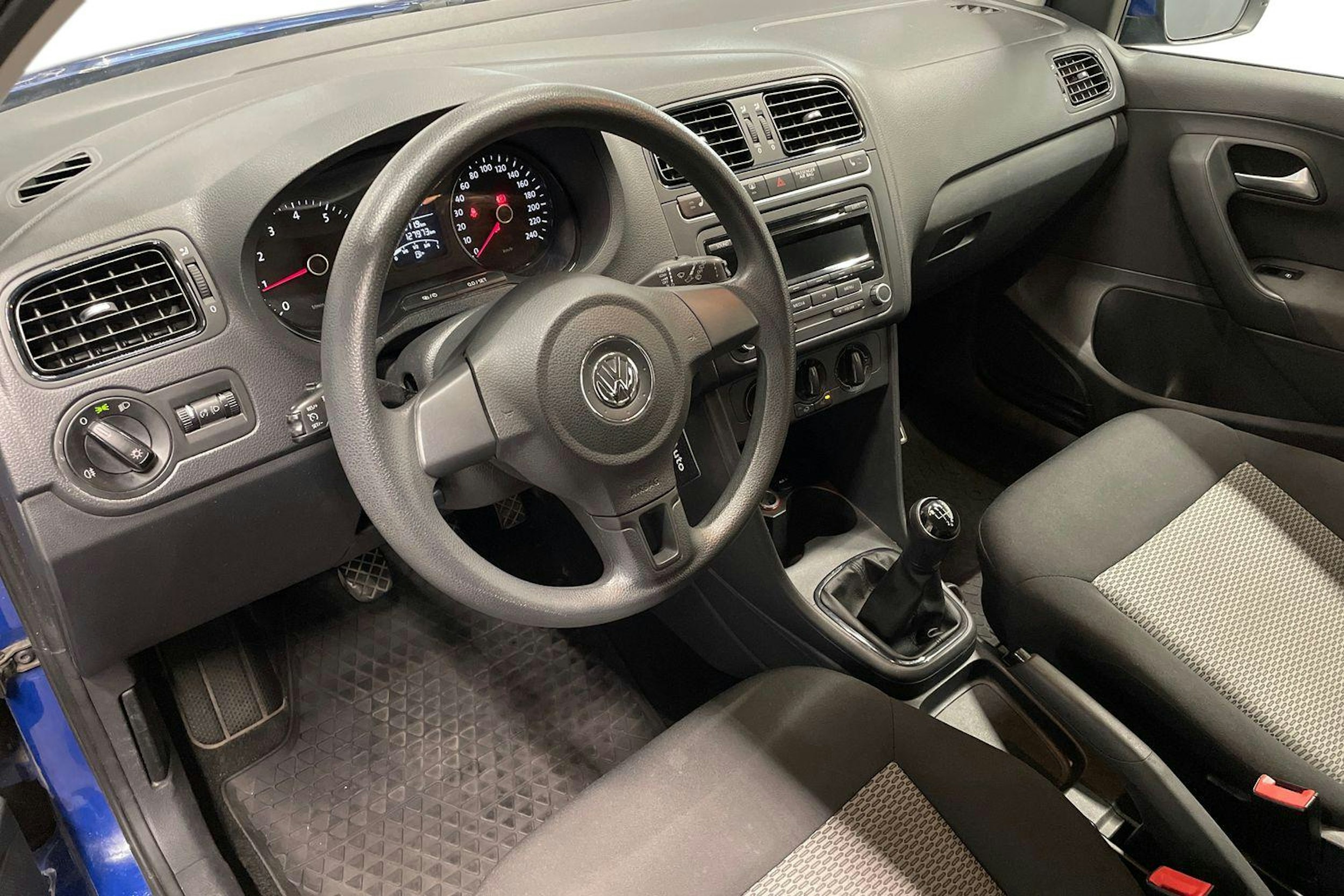Sininen Volkswagen POLO 2014 kuva 7.