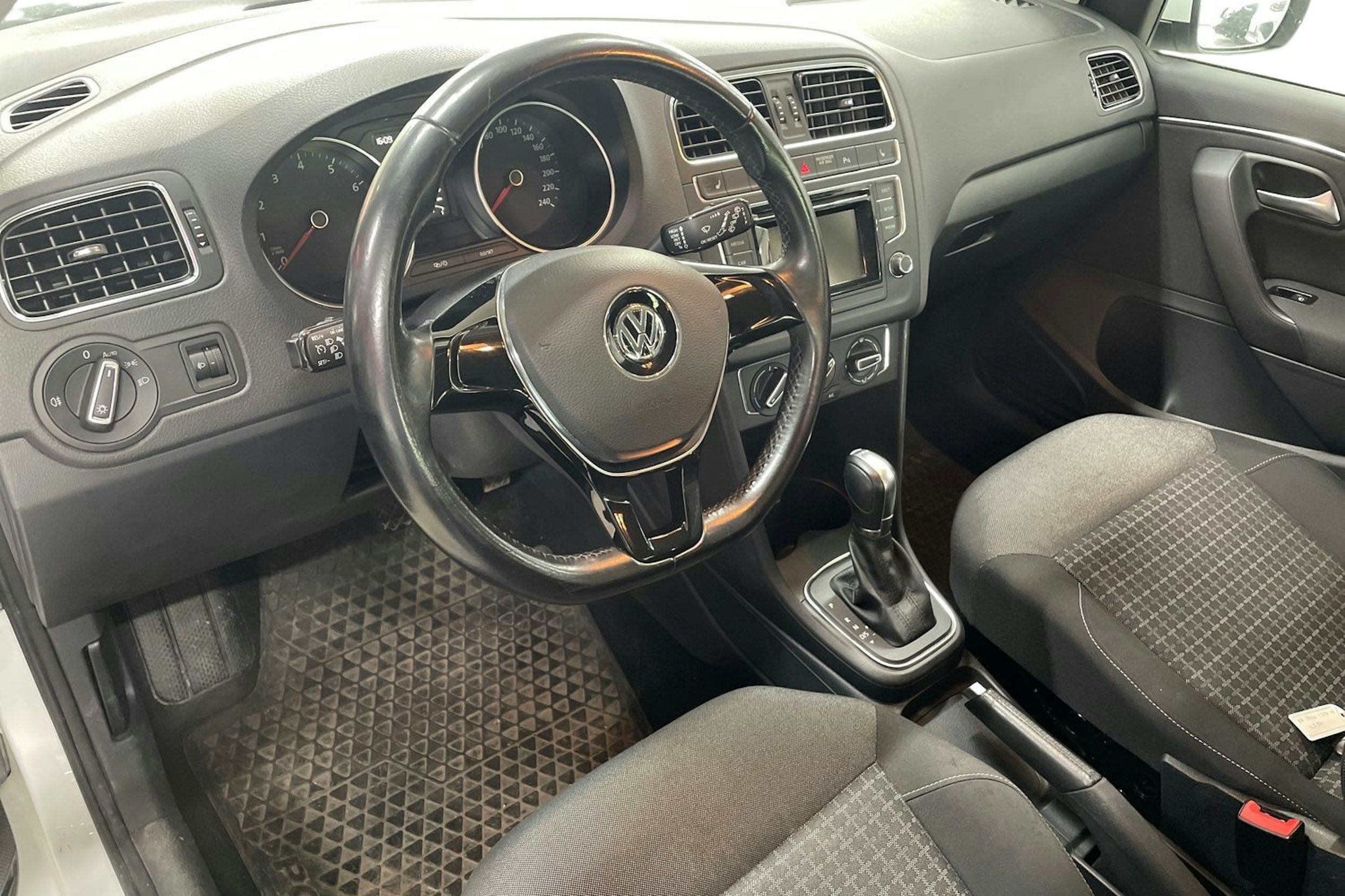 valkoinen Volkswagen Polo 2014 kuva 3.