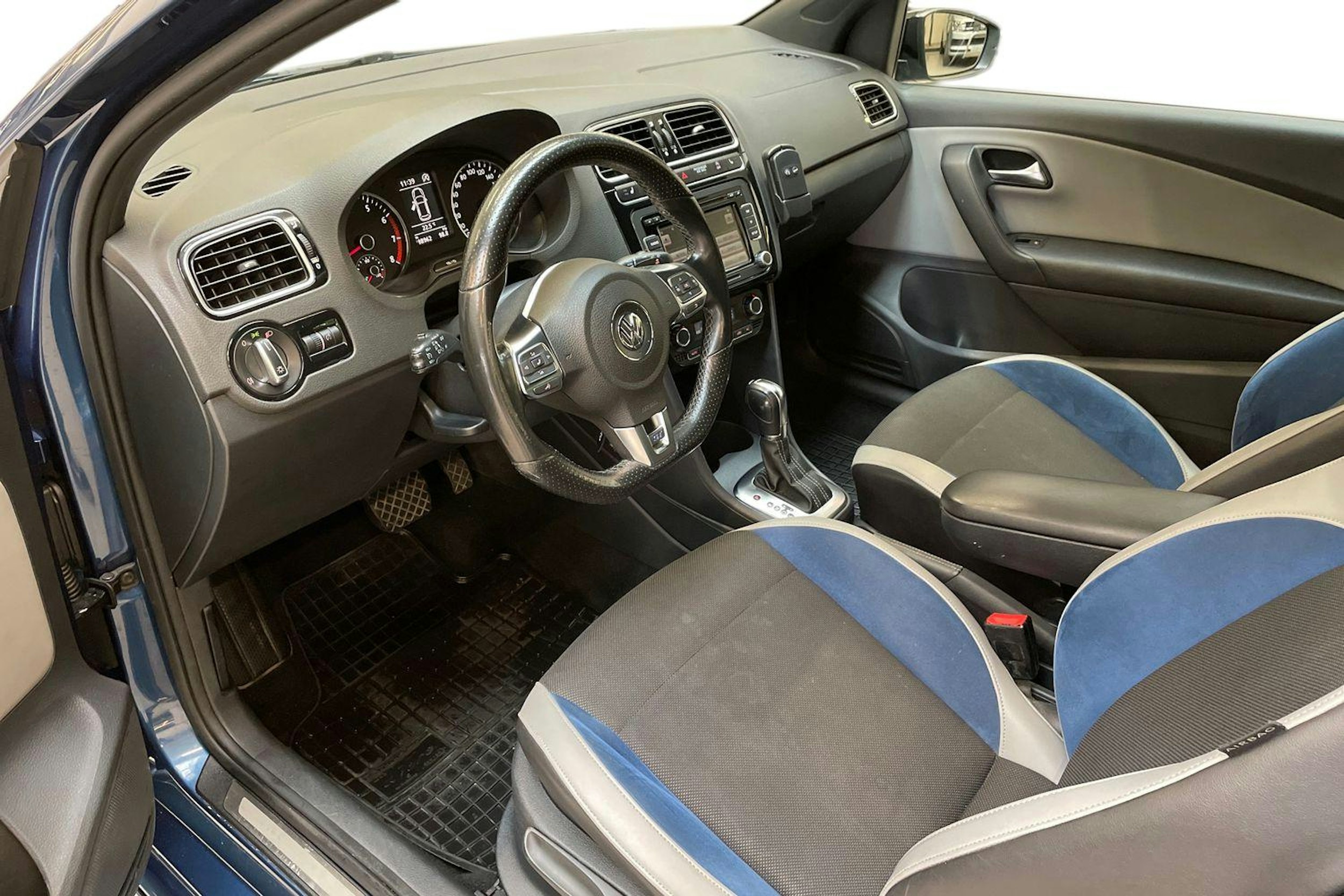 sininen Volkswagen Polo 2014 kuva 7.