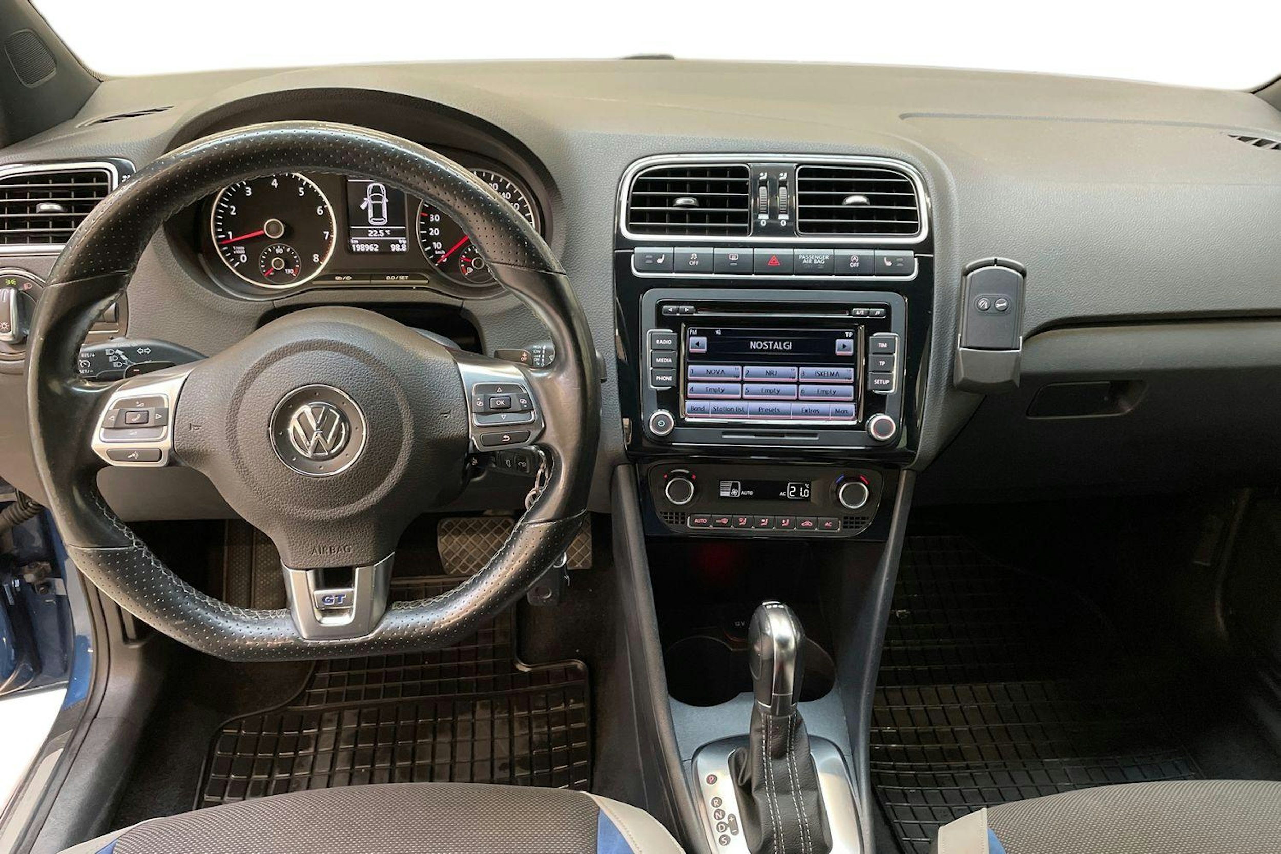 sininen Volkswagen Polo 2014 kuva 9.