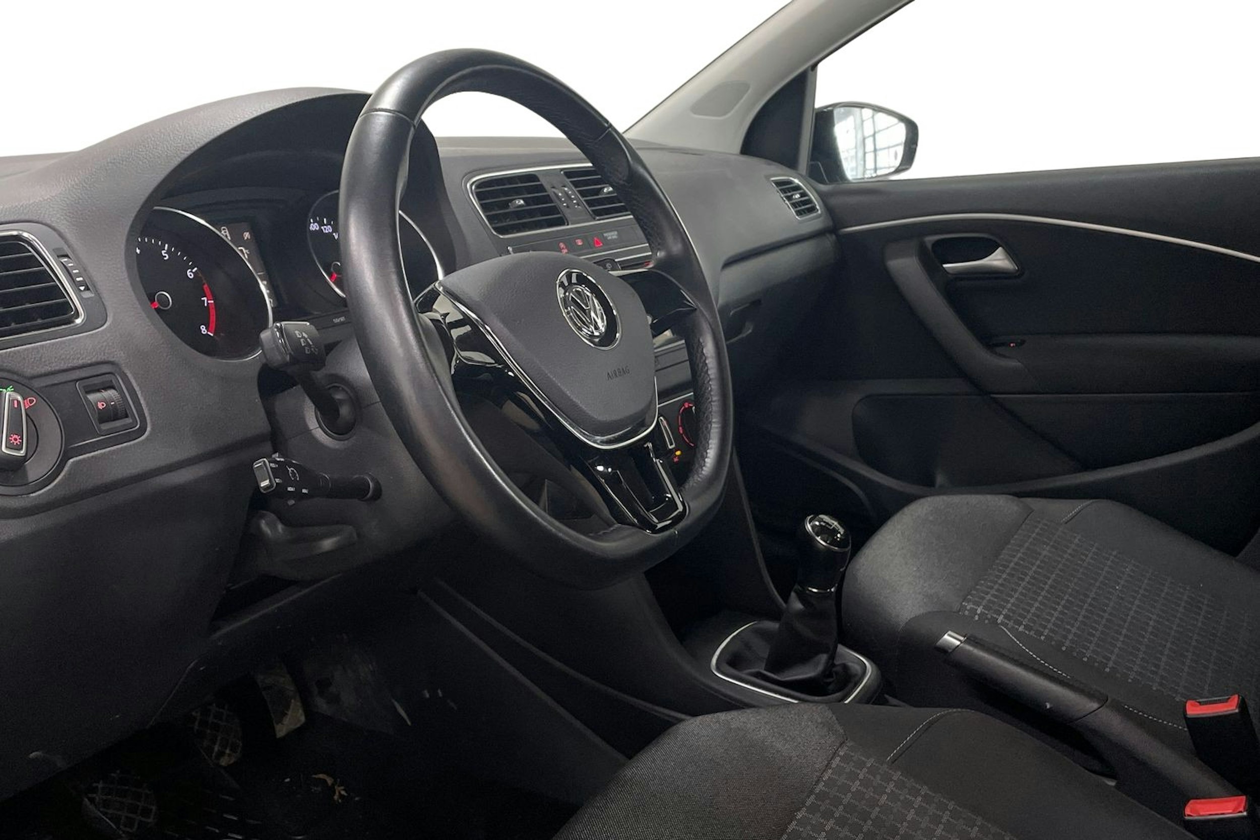 musta Volkswagen Polo 2015 kuva 7.