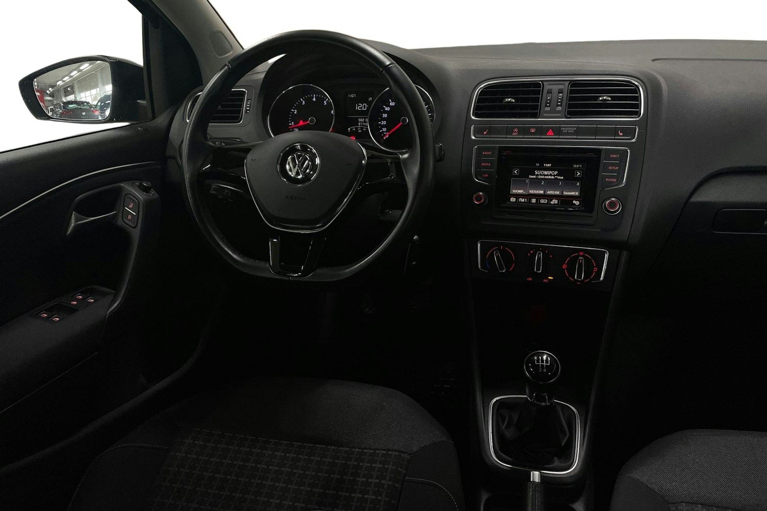 musta Volkswagen Polo 2015 kuva 9.