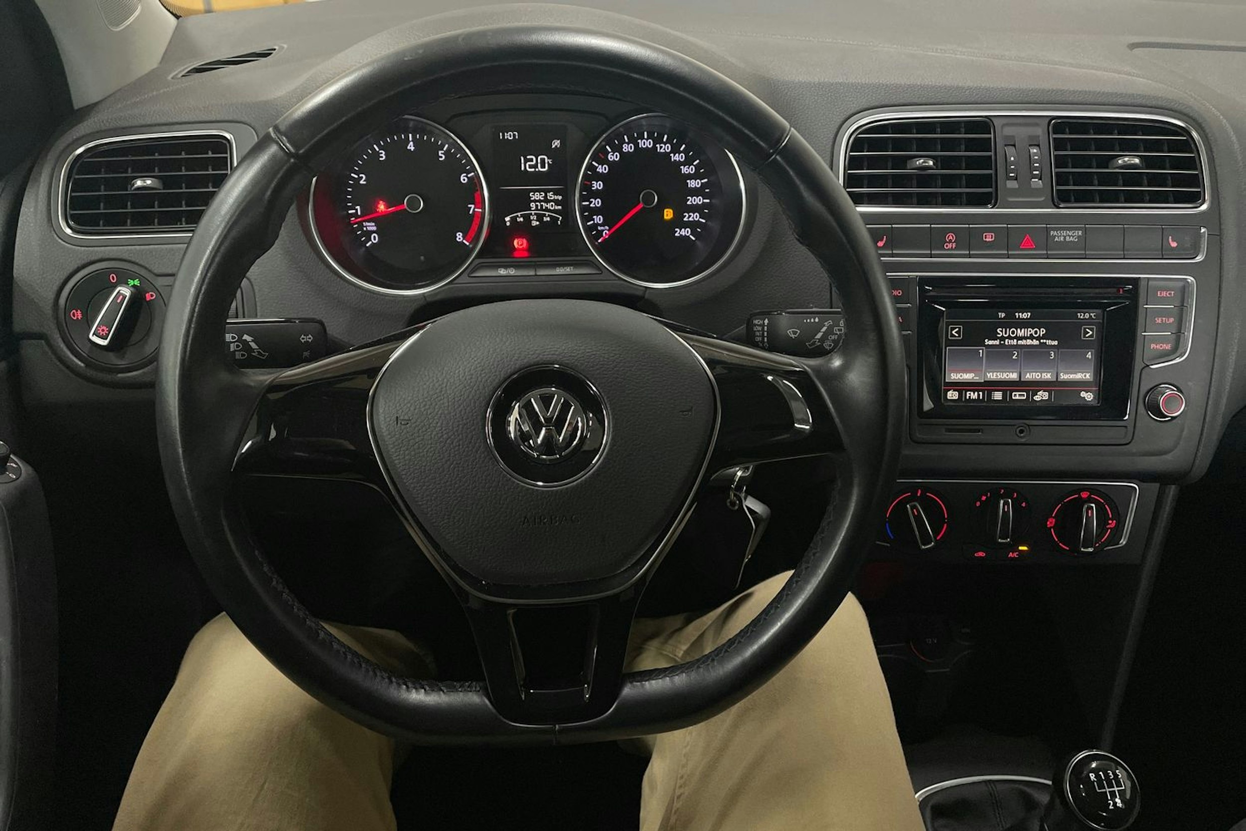 musta Volkswagen Polo 2015 kuva 14.