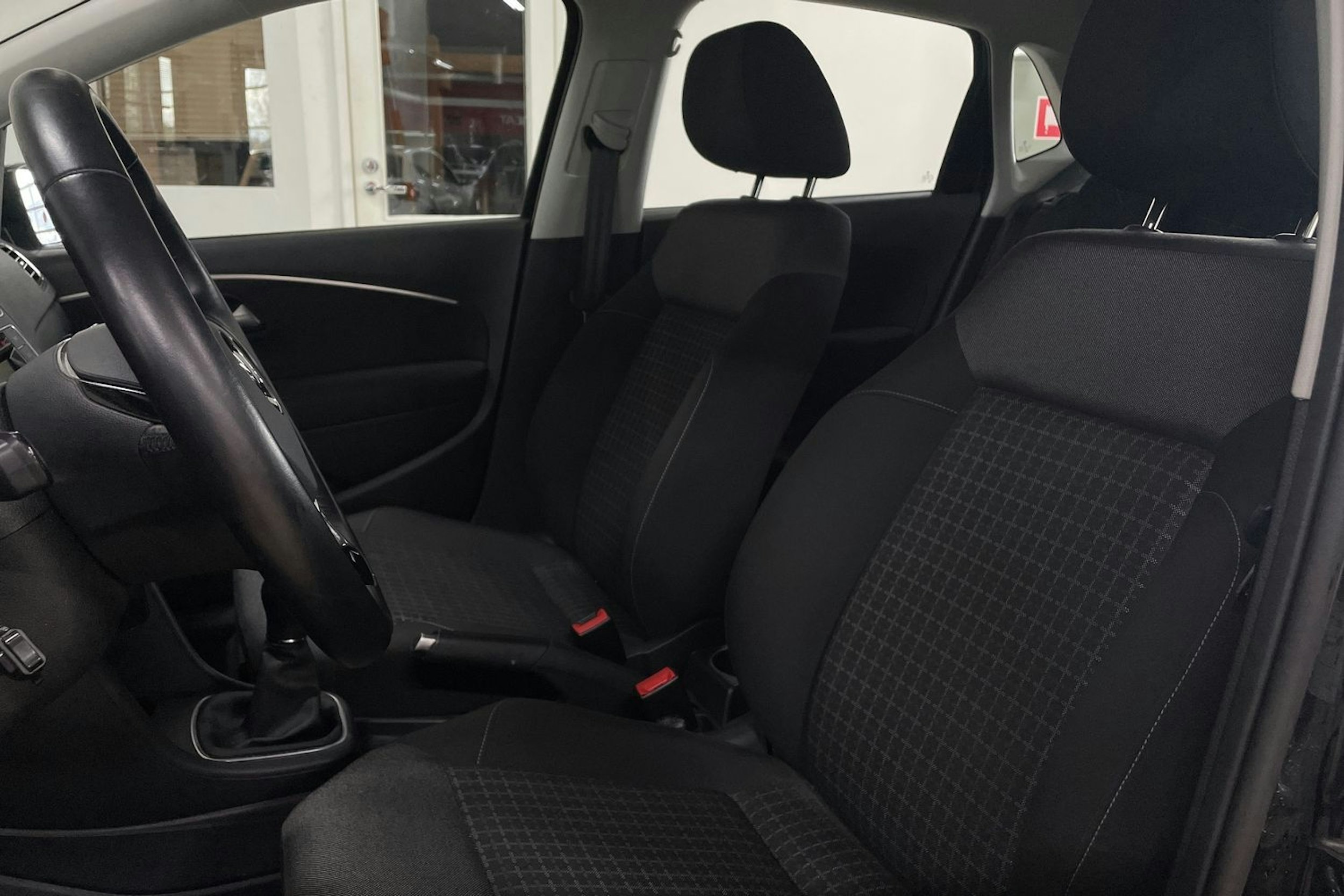 musta Volkswagen Polo 2015 kuva 27.