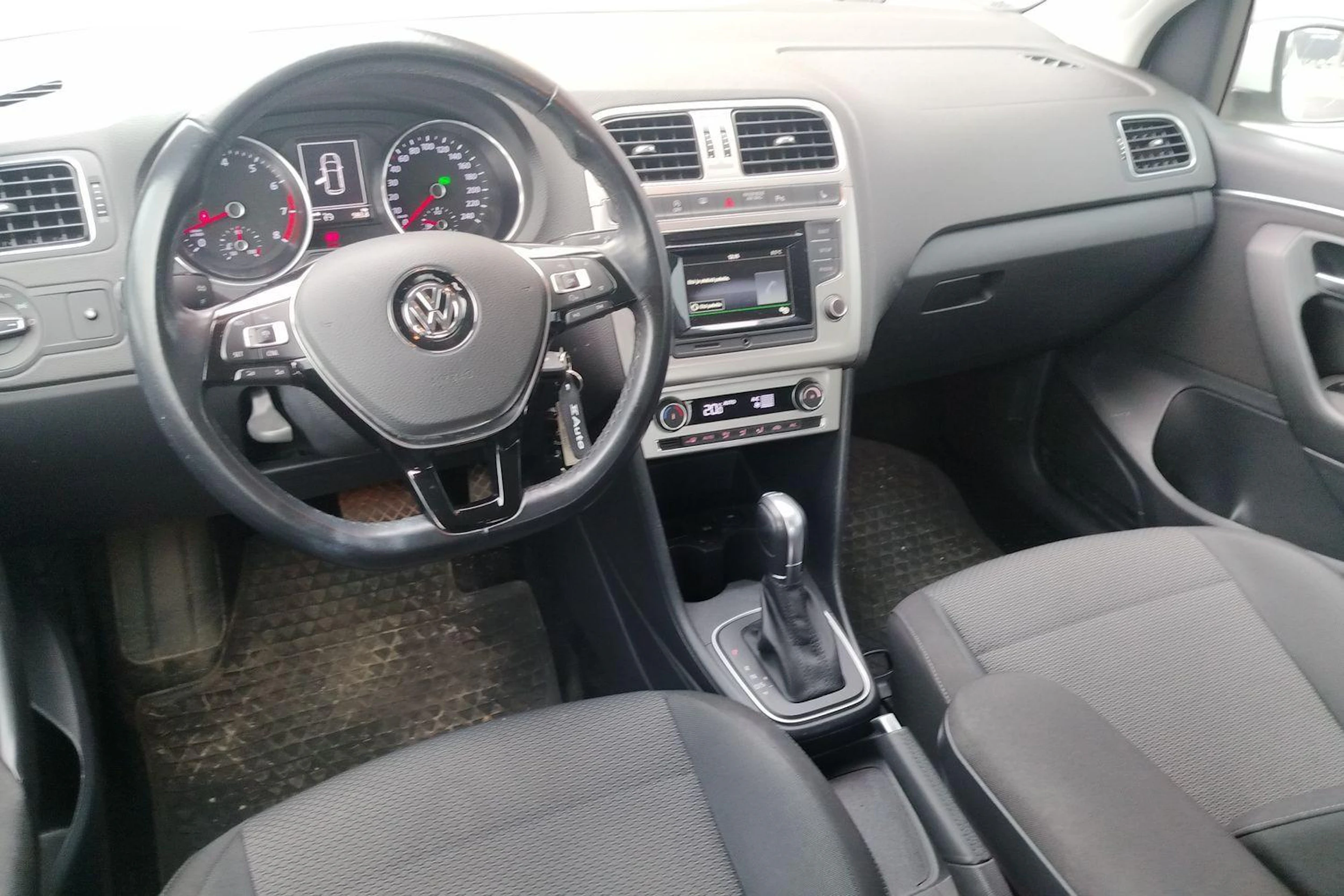 valkoinen Volkswagen Polo 2015 kuva 3.