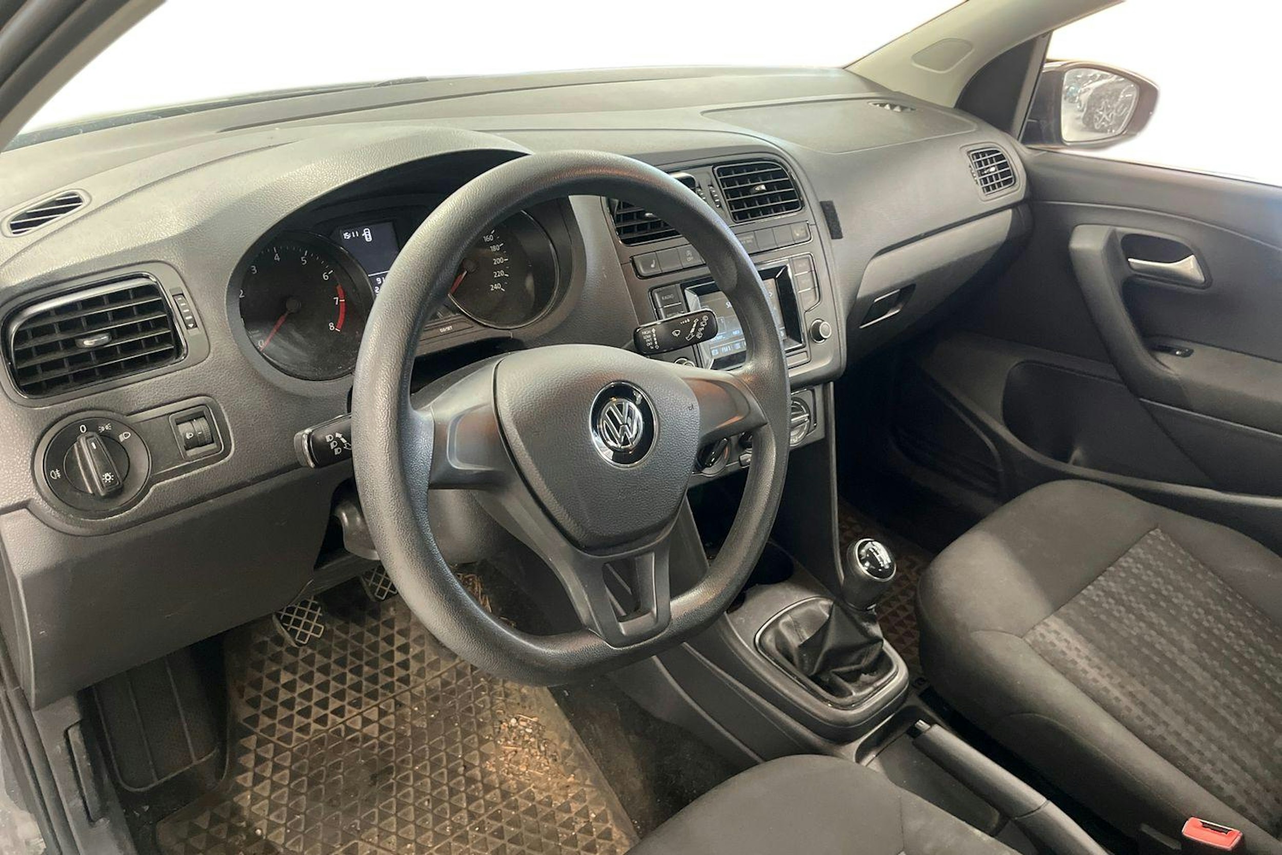 harmaa Volkswagen Polo 2015 kuva 3.