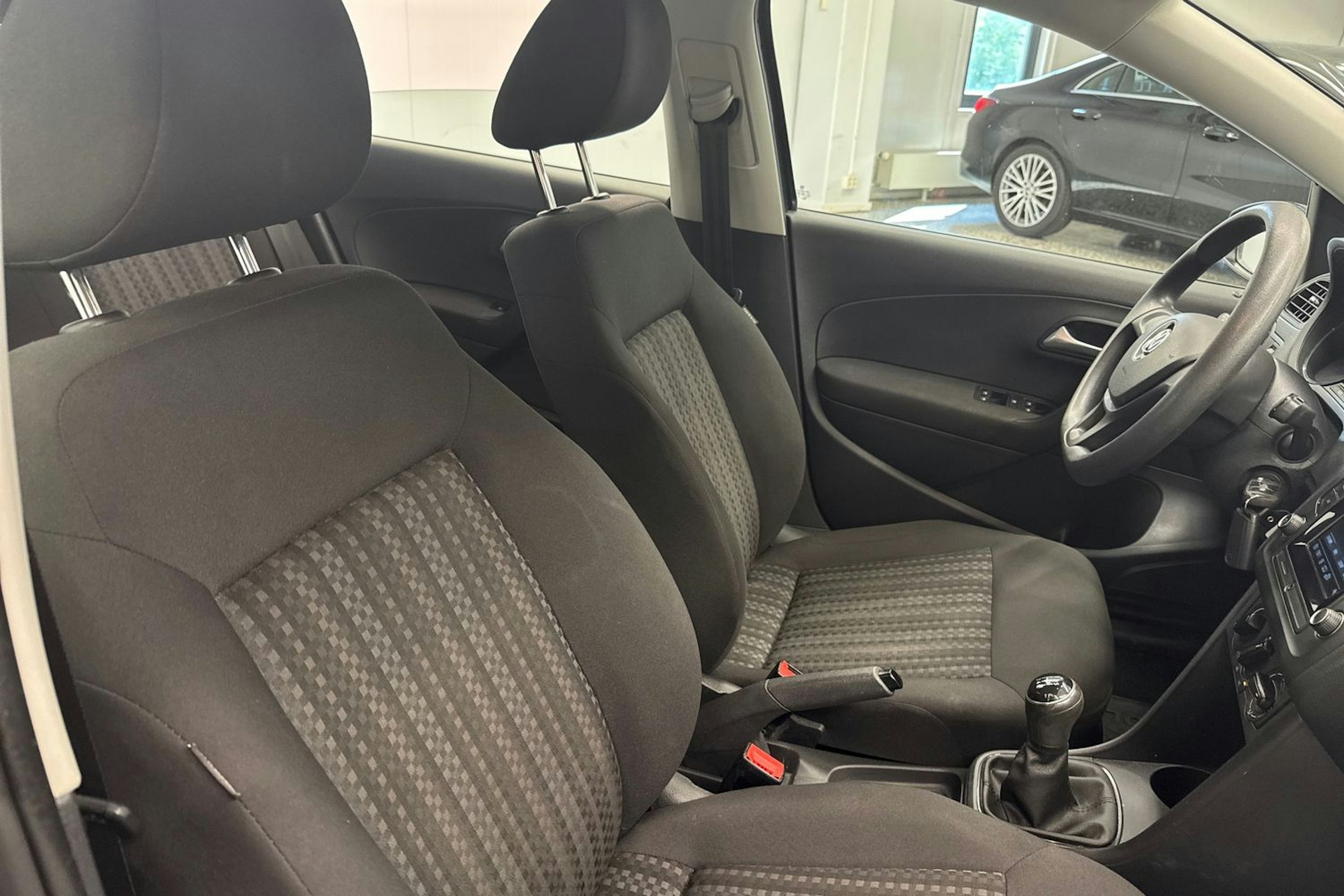 harmaa Volkswagen Polo 2015 kuva 13.