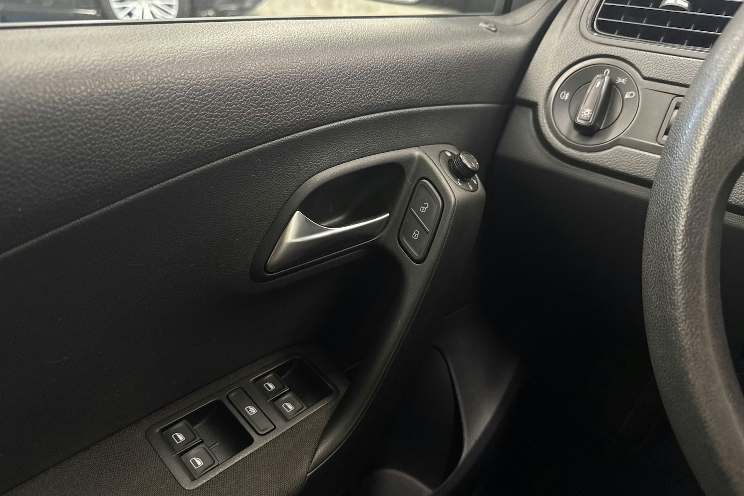 harmaa Volkswagen Polo 2015 kuva 16.