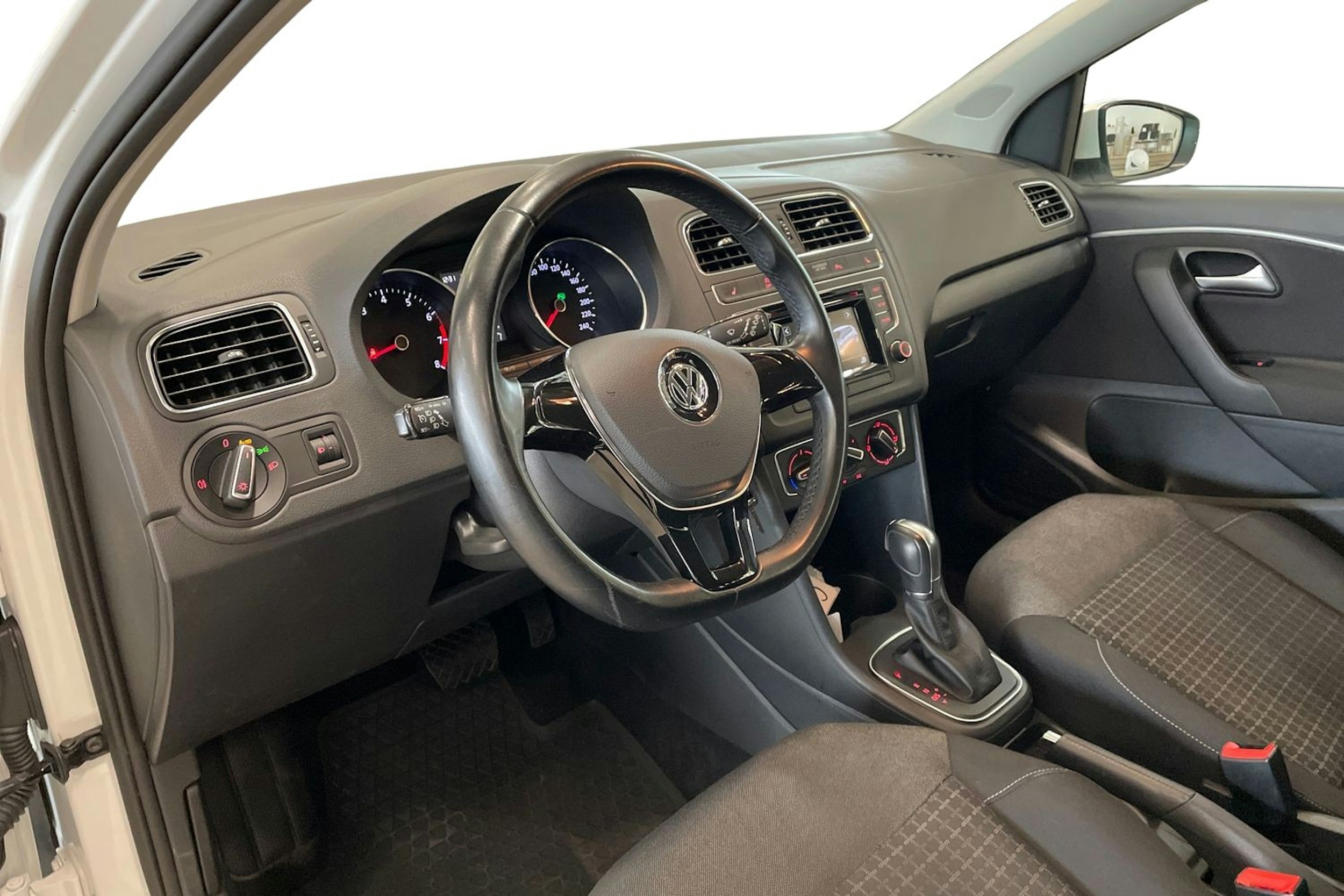 valkoinen Volkswagen Polo 2015 kuva 7.