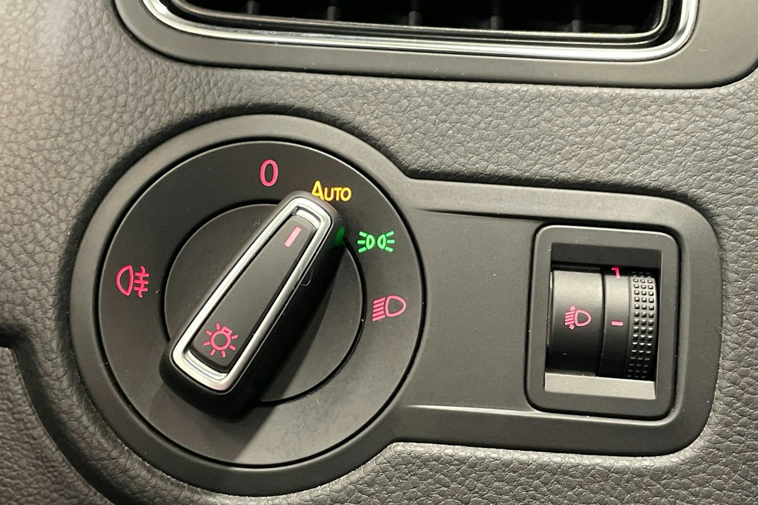 valkoinen Volkswagen Polo 2015 kuva 18.