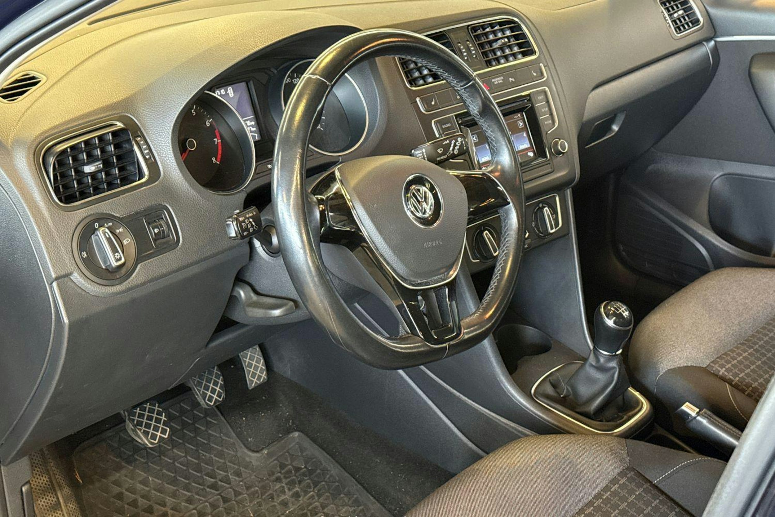sininen Volkswagen Polo 2015 kuva 3.