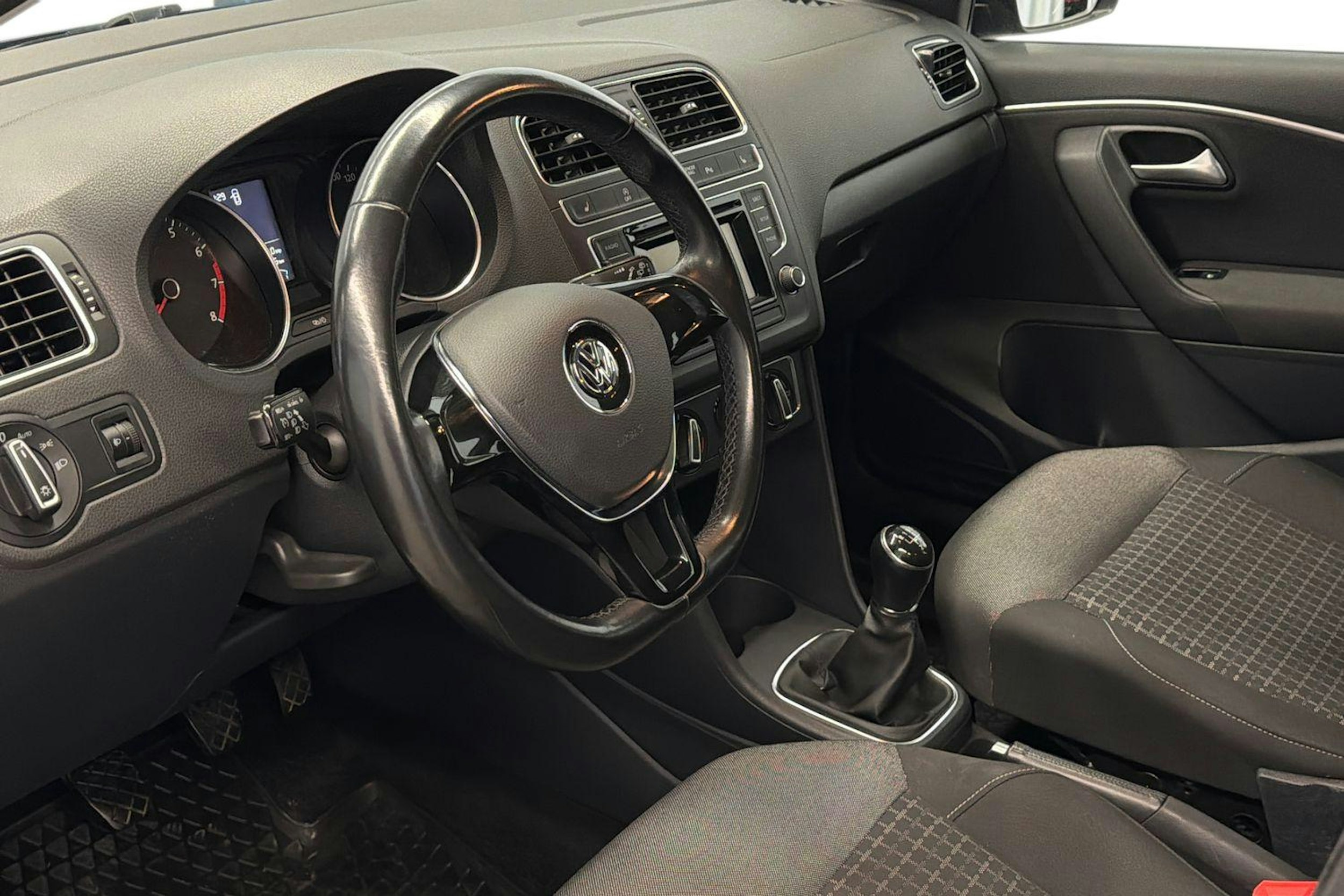 sininen Volkswagen Polo 2015 kuva 6.