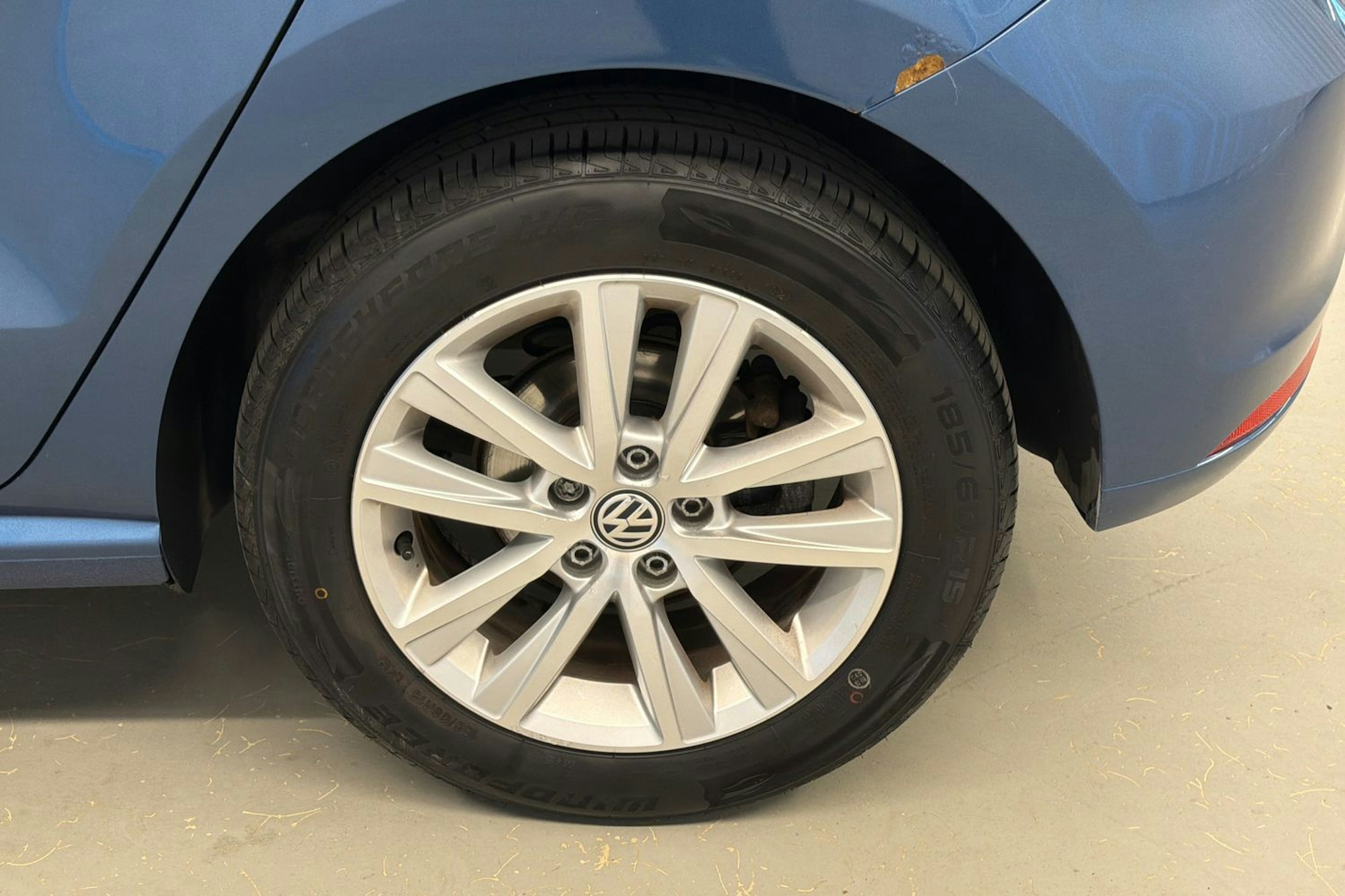 sininen Volkswagen Polo 2015 kuva 9.
