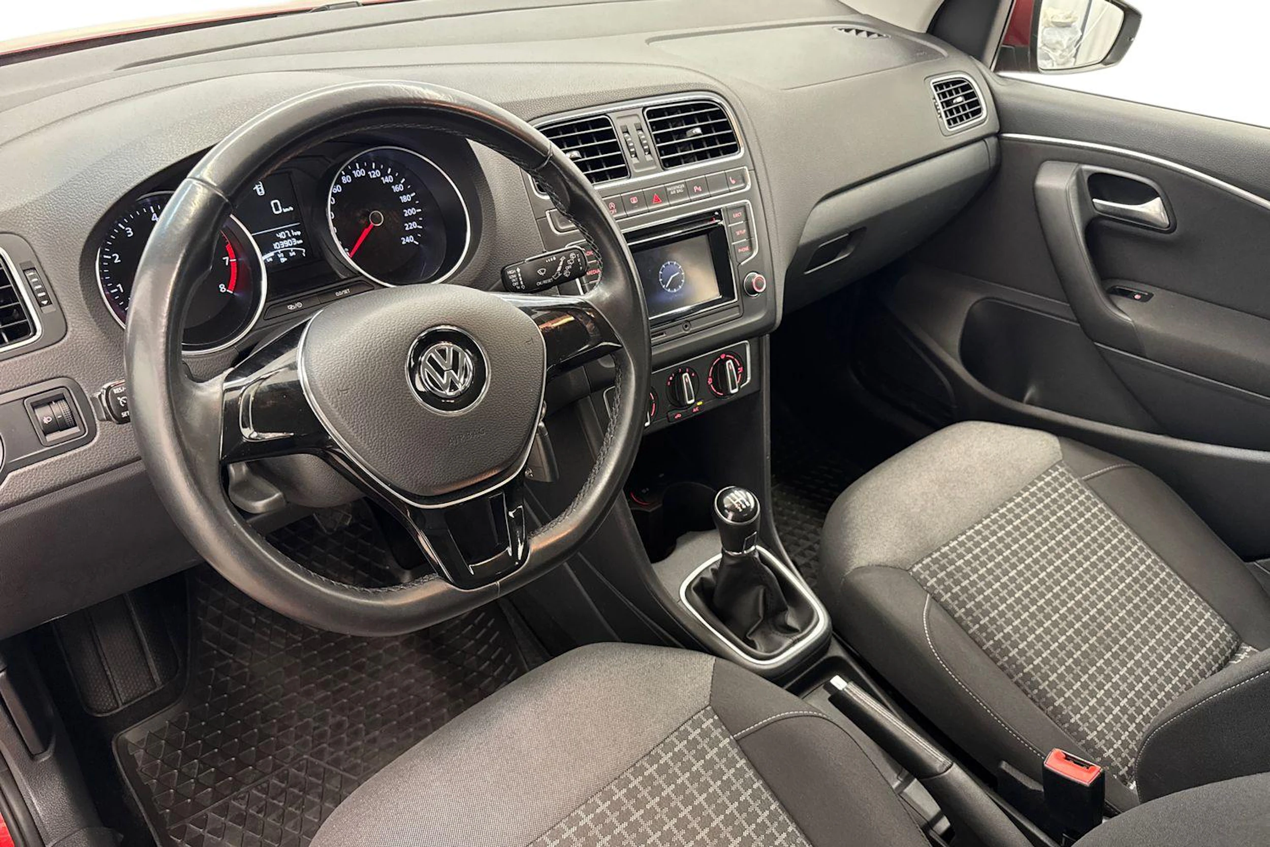 Punainen Volkswagen POLO 2015 kuva 8.
