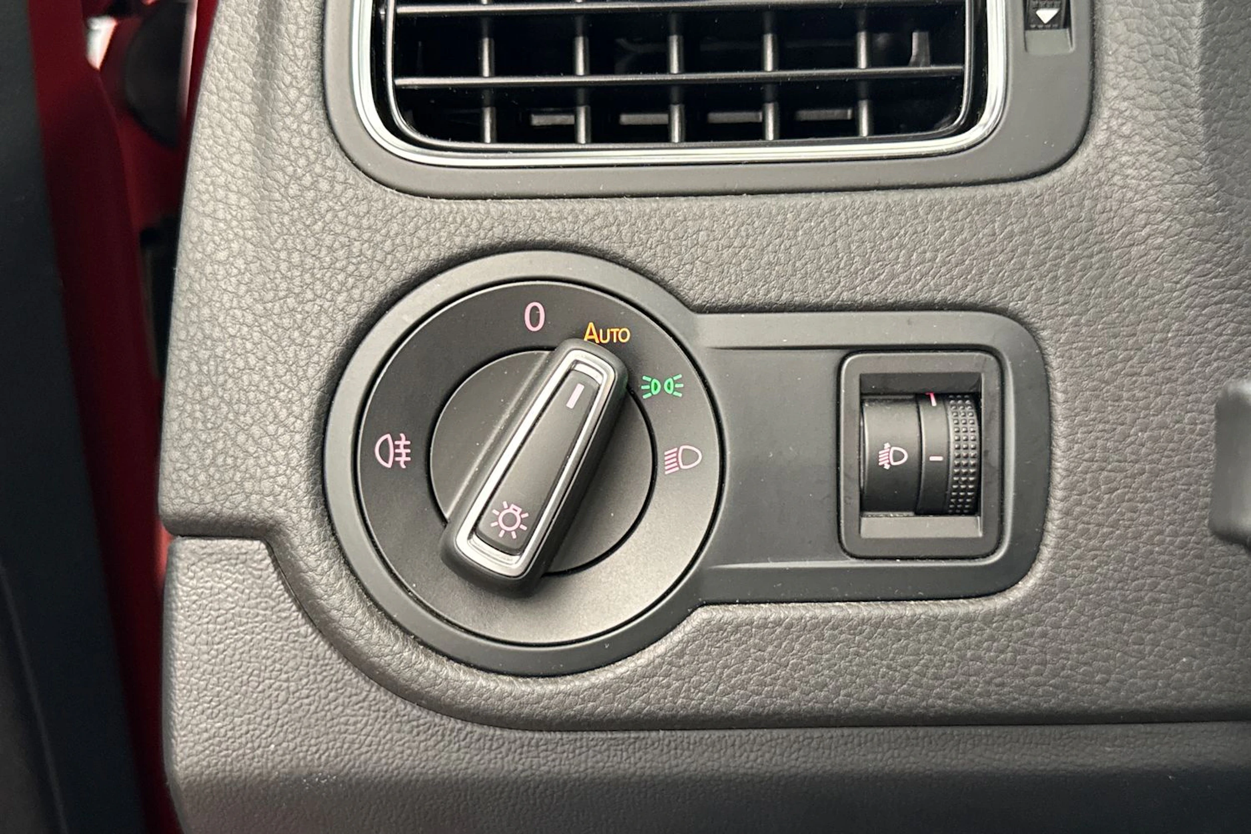 Punainen Volkswagen POLO 2015 kuva 16.