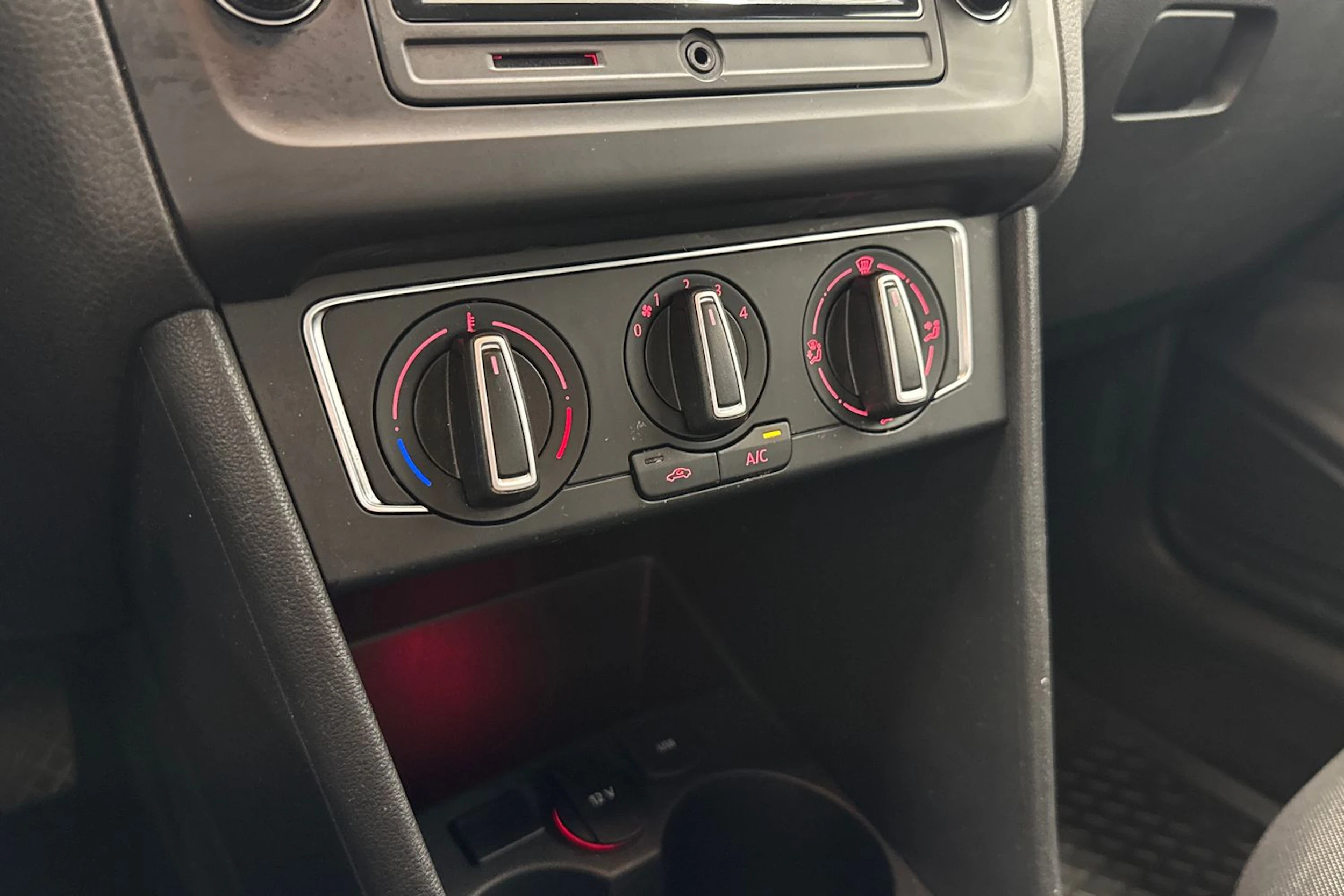 Punainen Volkswagen POLO 2015 kuva 17.