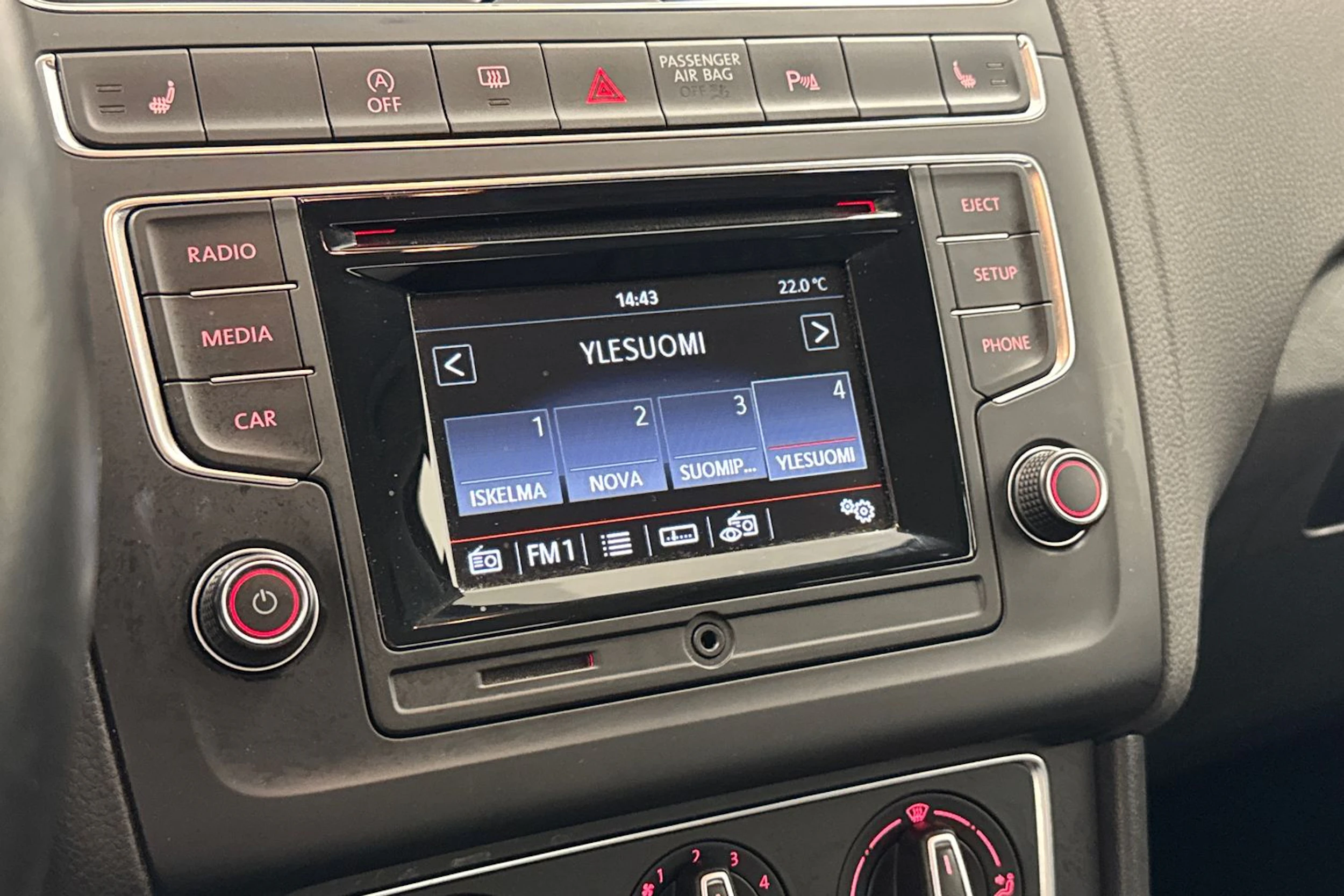 Punainen Volkswagen POLO 2015 kuva 18.
