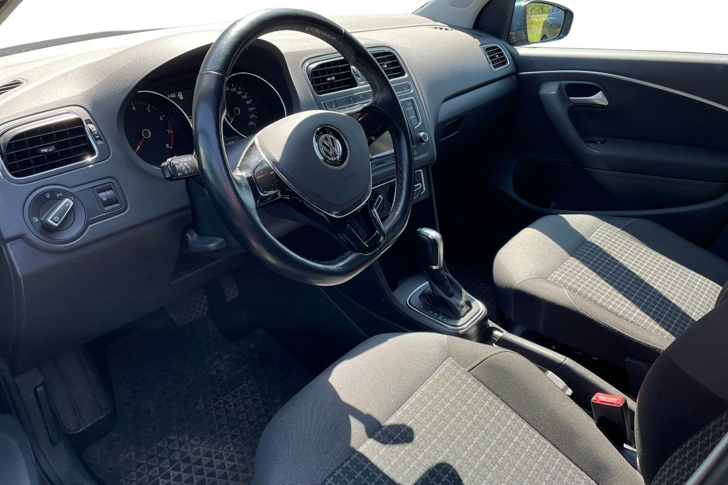 sininen Volkswagen Polo 2015 kuva 3.
