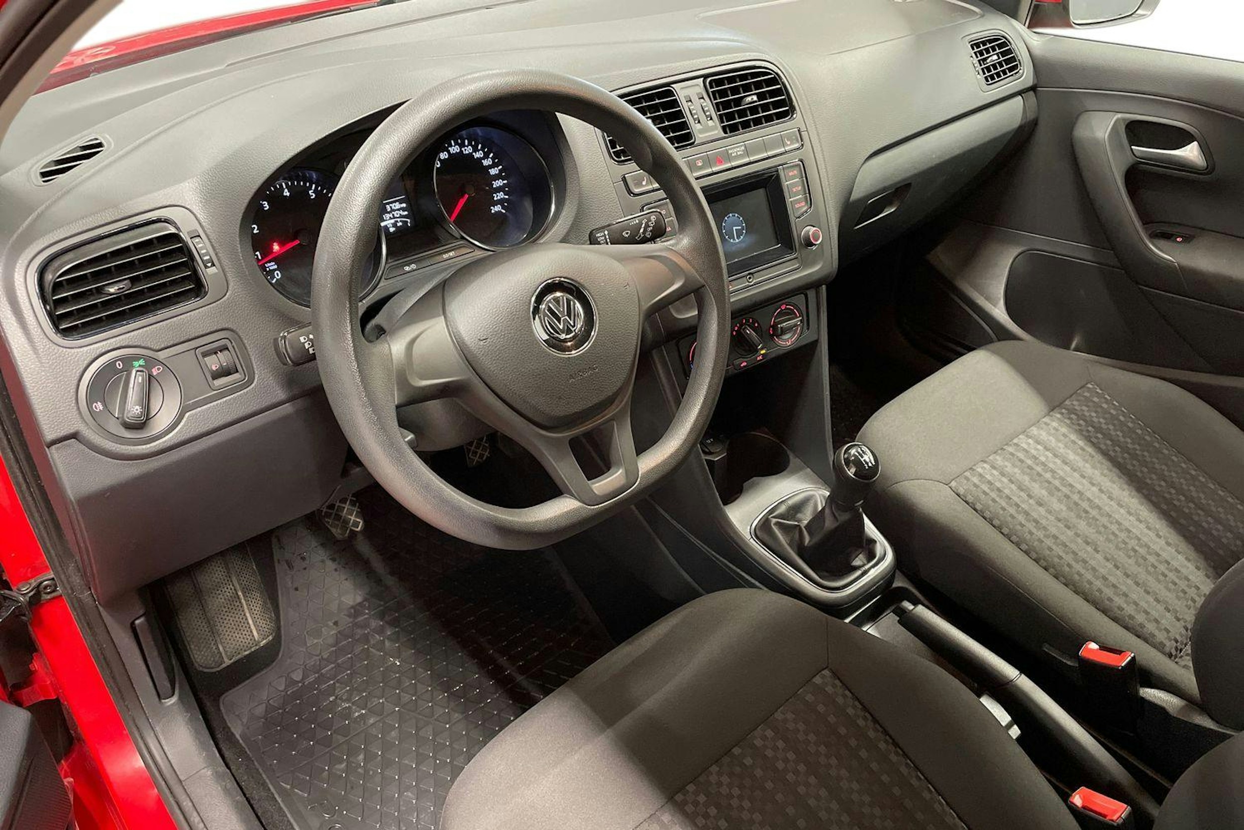 Punainen Volkswagen POLO 2015 kuva 7.