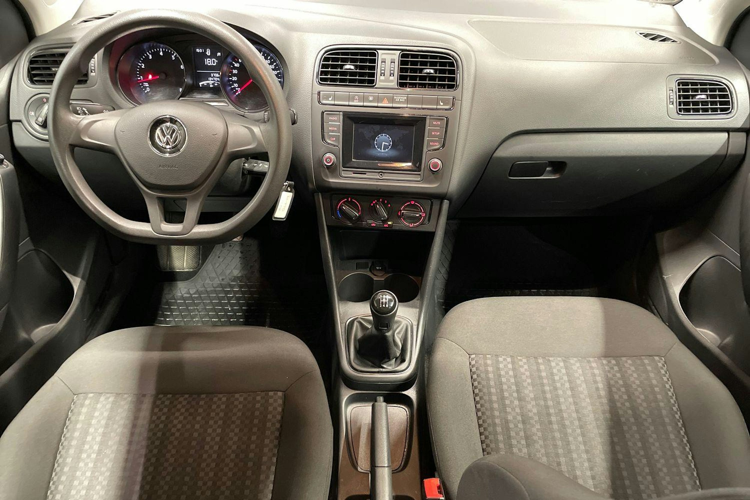 Punainen Volkswagen POLO 2015 kuva 9.