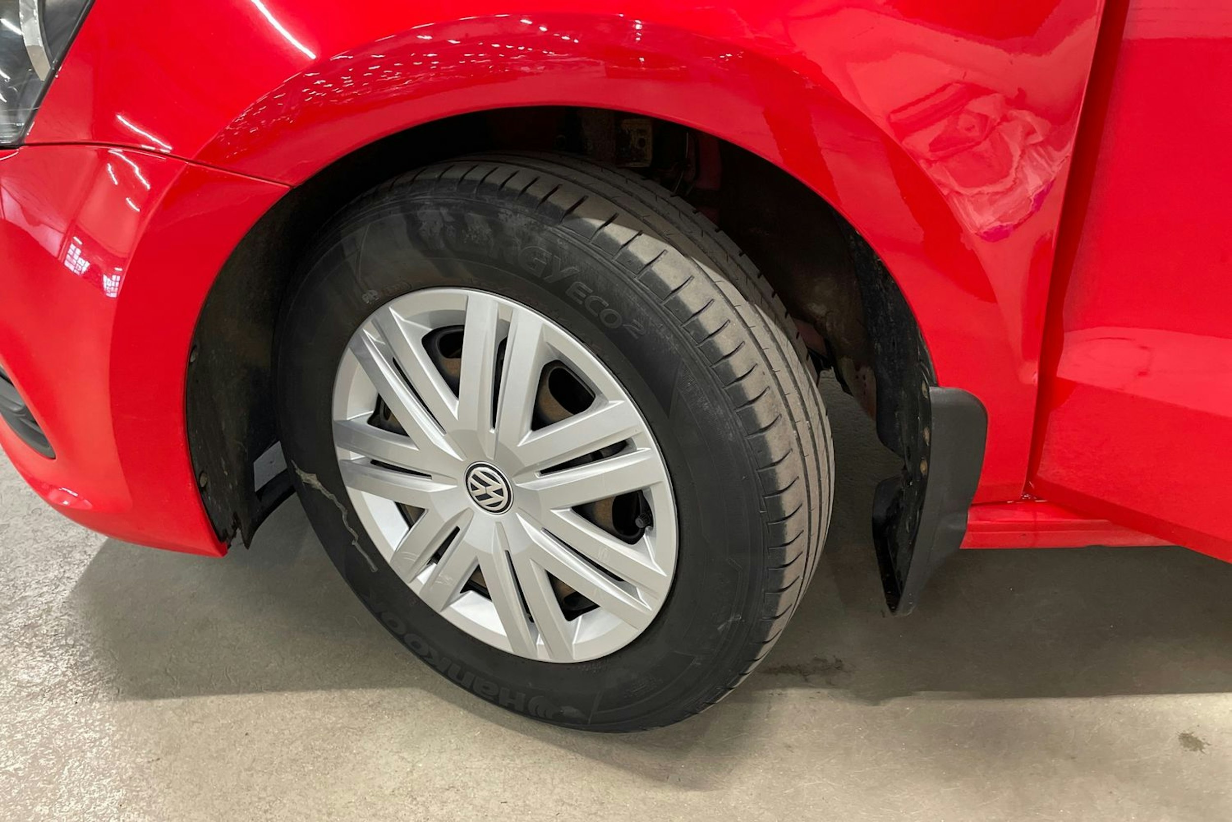 Punainen Volkswagen POLO 2015 kuva 13.