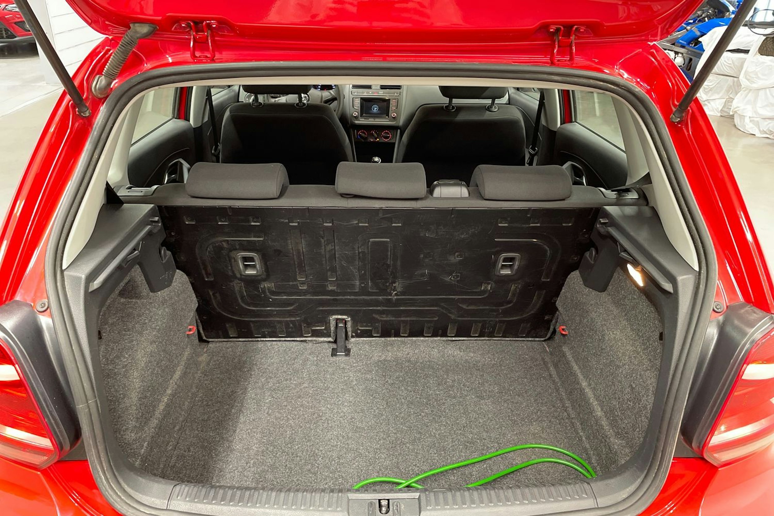 Punainen Volkswagen POLO 2015 kuva 14.