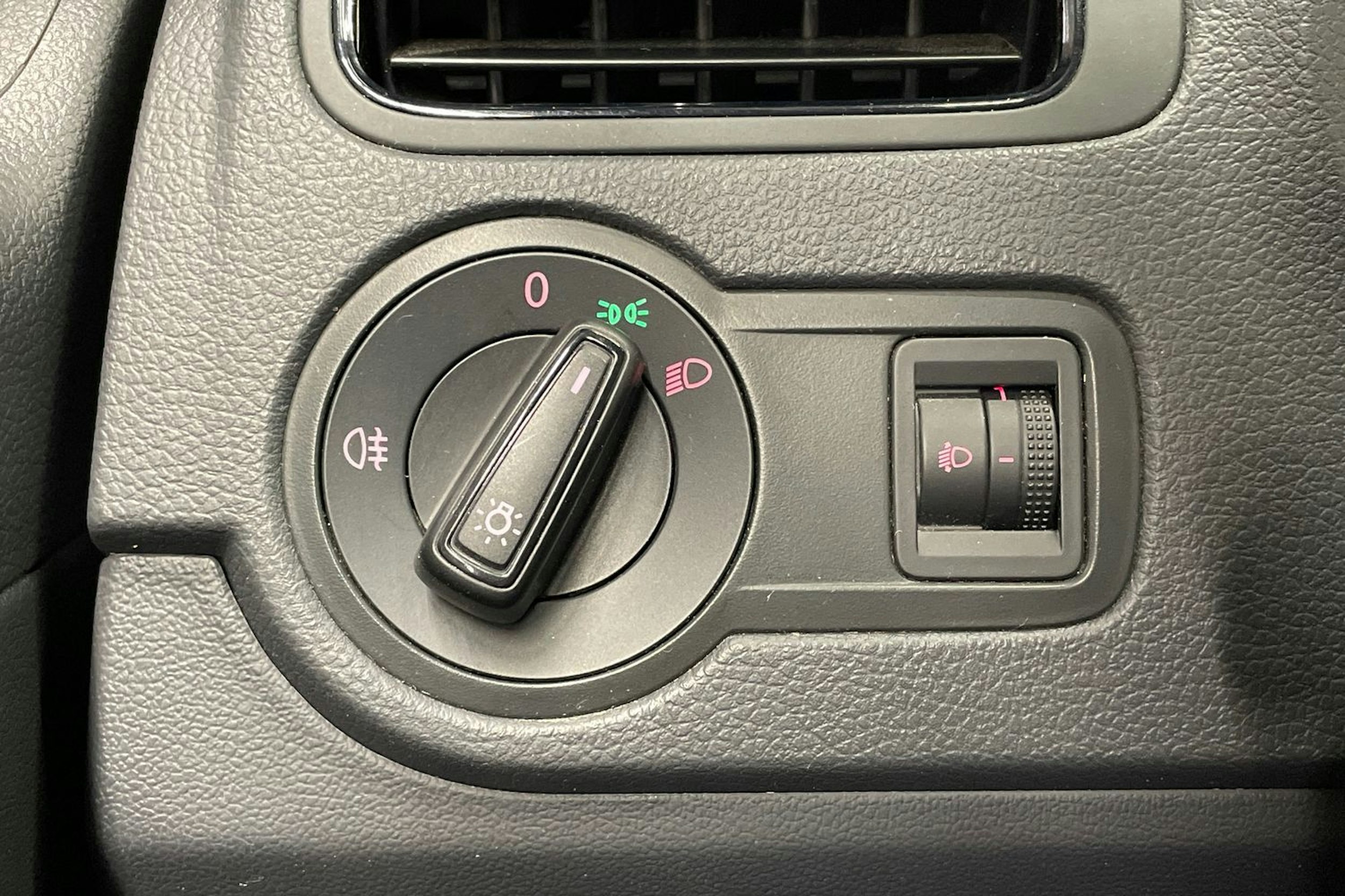 Punainen Volkswagen POLO 2015 kuva 19.