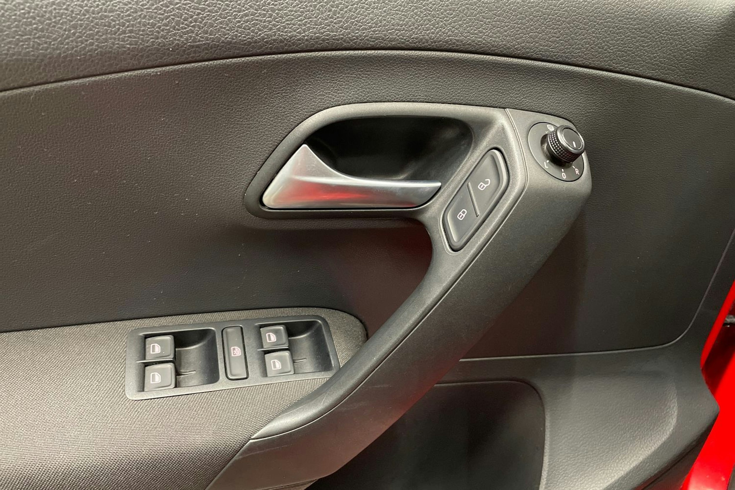Punainen Volkswagen POLO 2015 kuva 21.