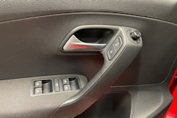 Punainen Volkswagen POLO 2015 kuva 21.