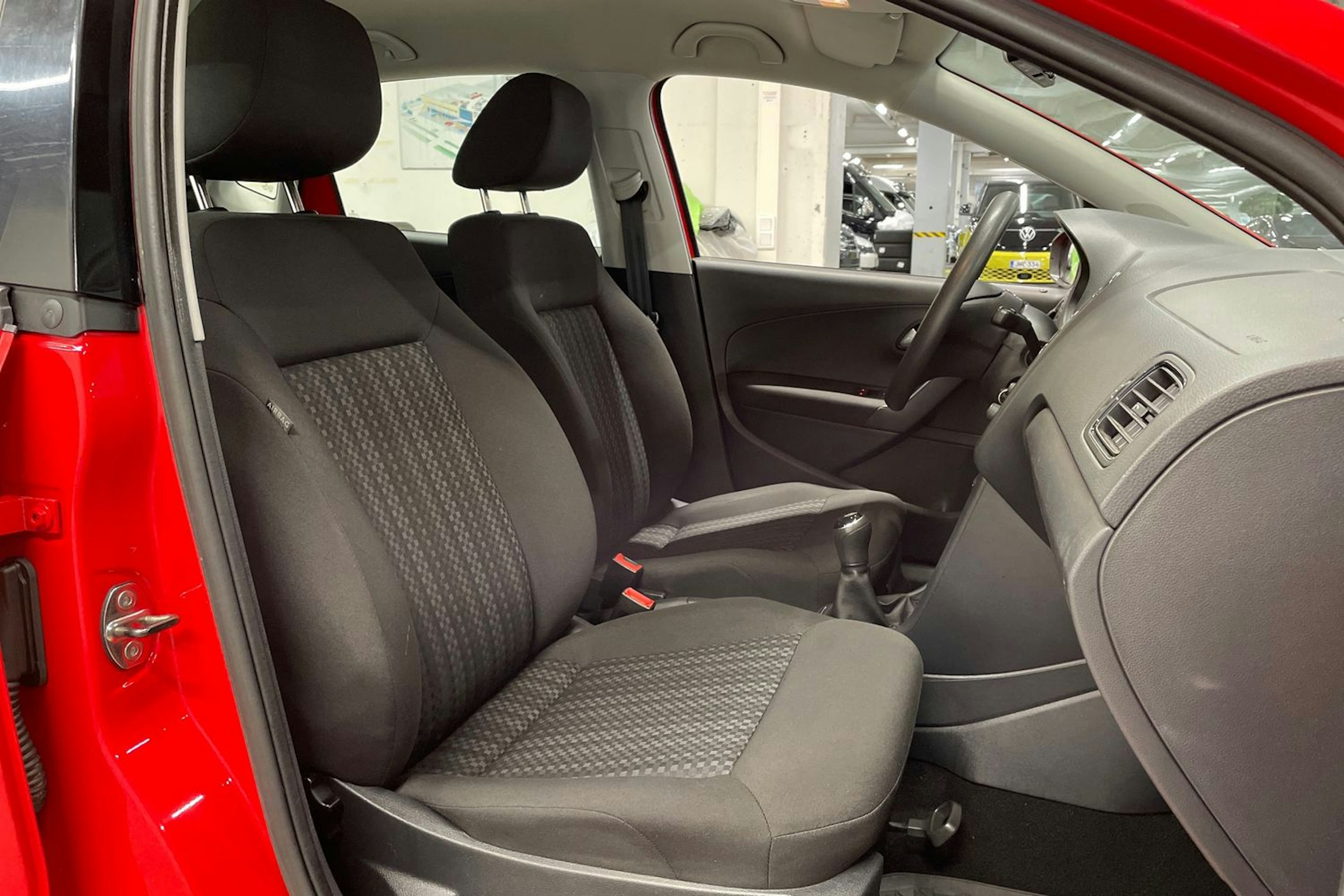 Punainen Volkswagen POLO 2015 kuva 22.