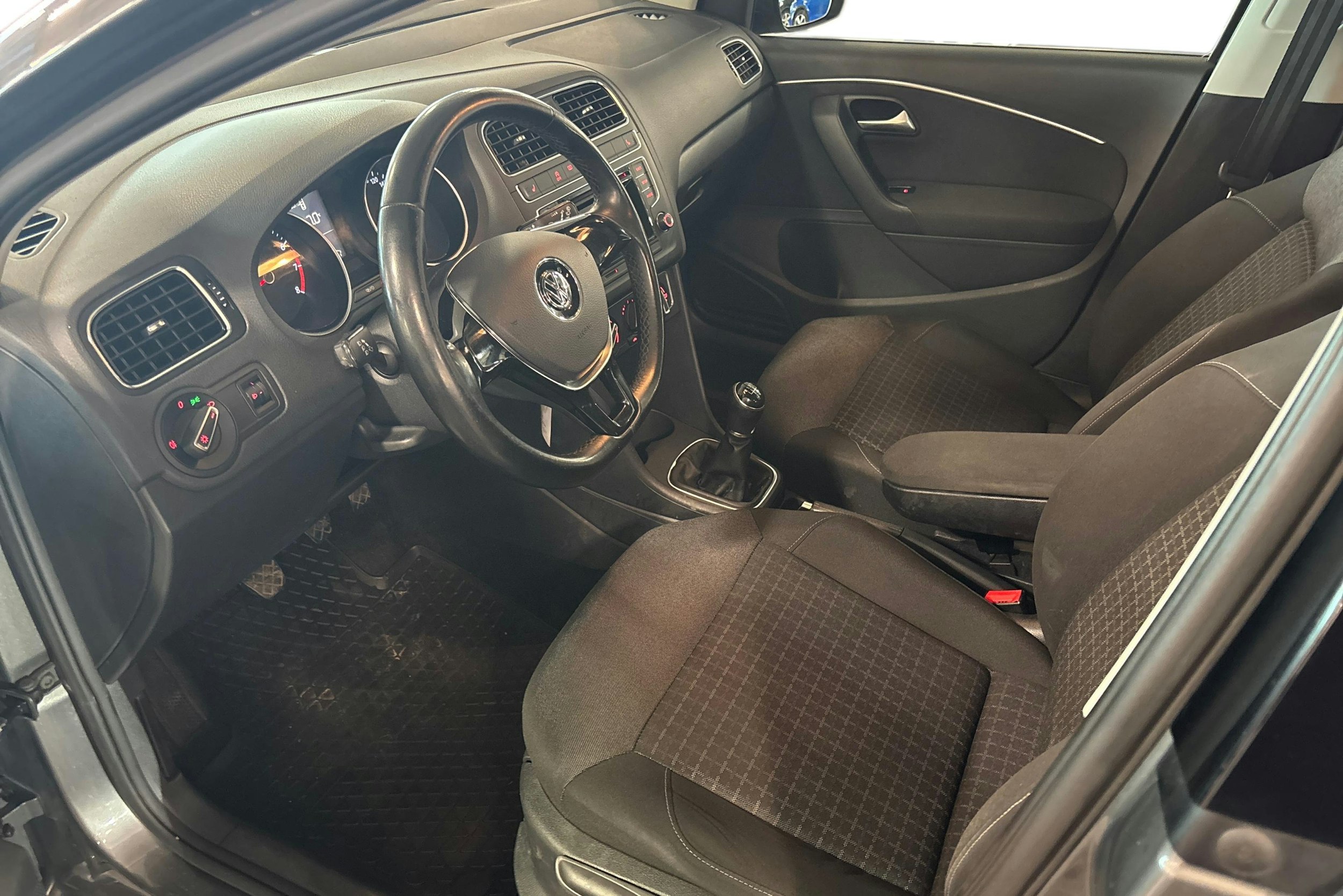 harmaa Volkswagen Polo 2015 kuva 7.