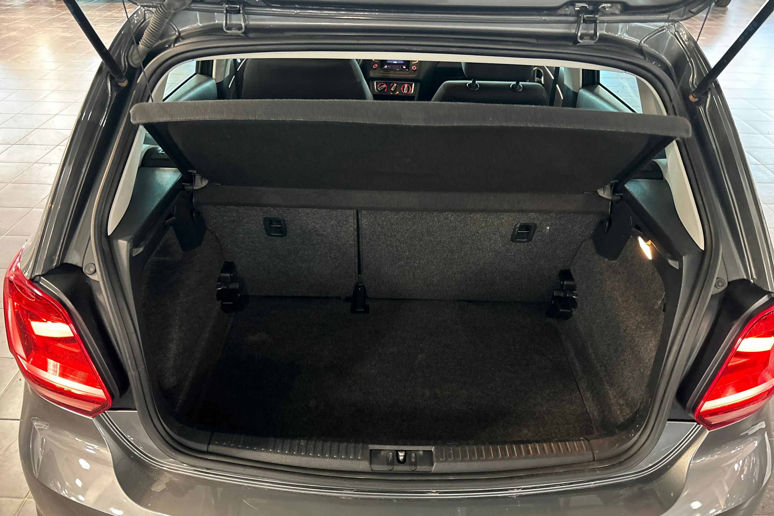 harmaa Volkswagen Polo 2015 kuva 14.