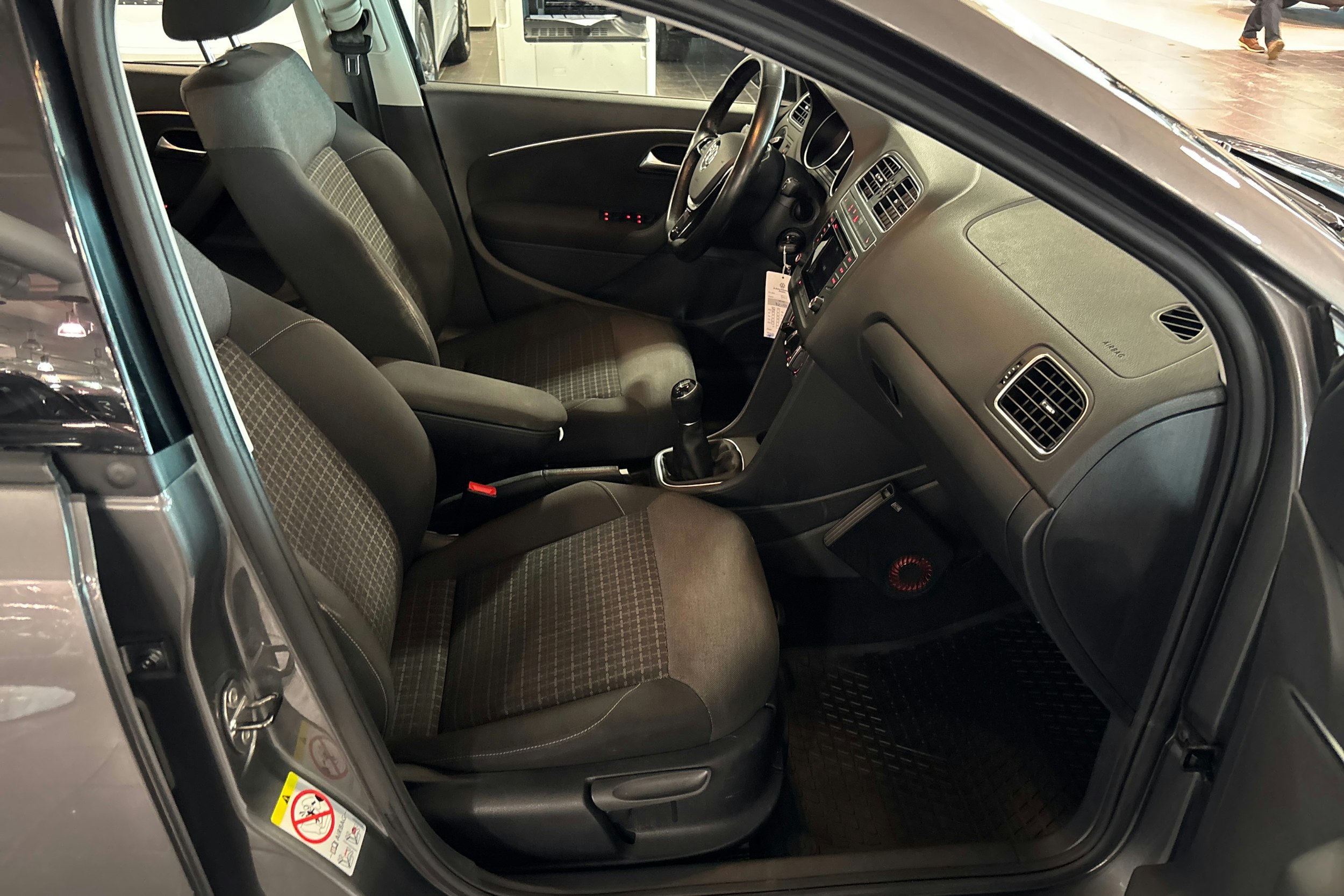 harmaa Volkswagen Polo 2015 kuva 16.