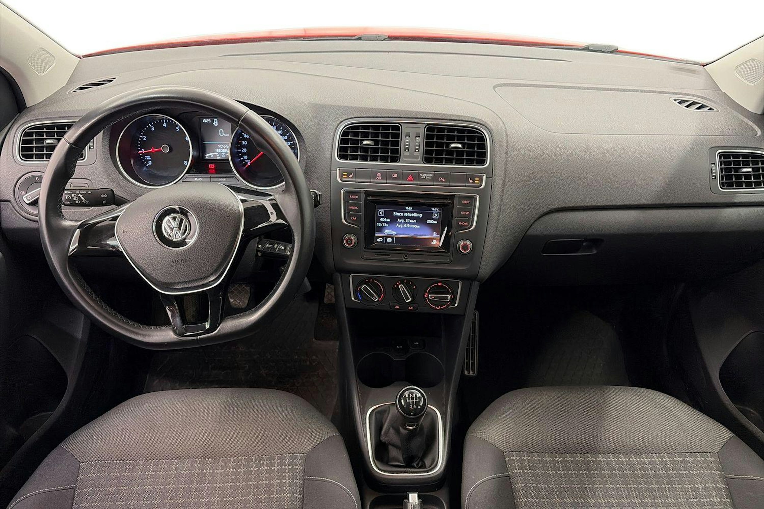 Punainen Volkswagen POLO 2015 kuva 9.