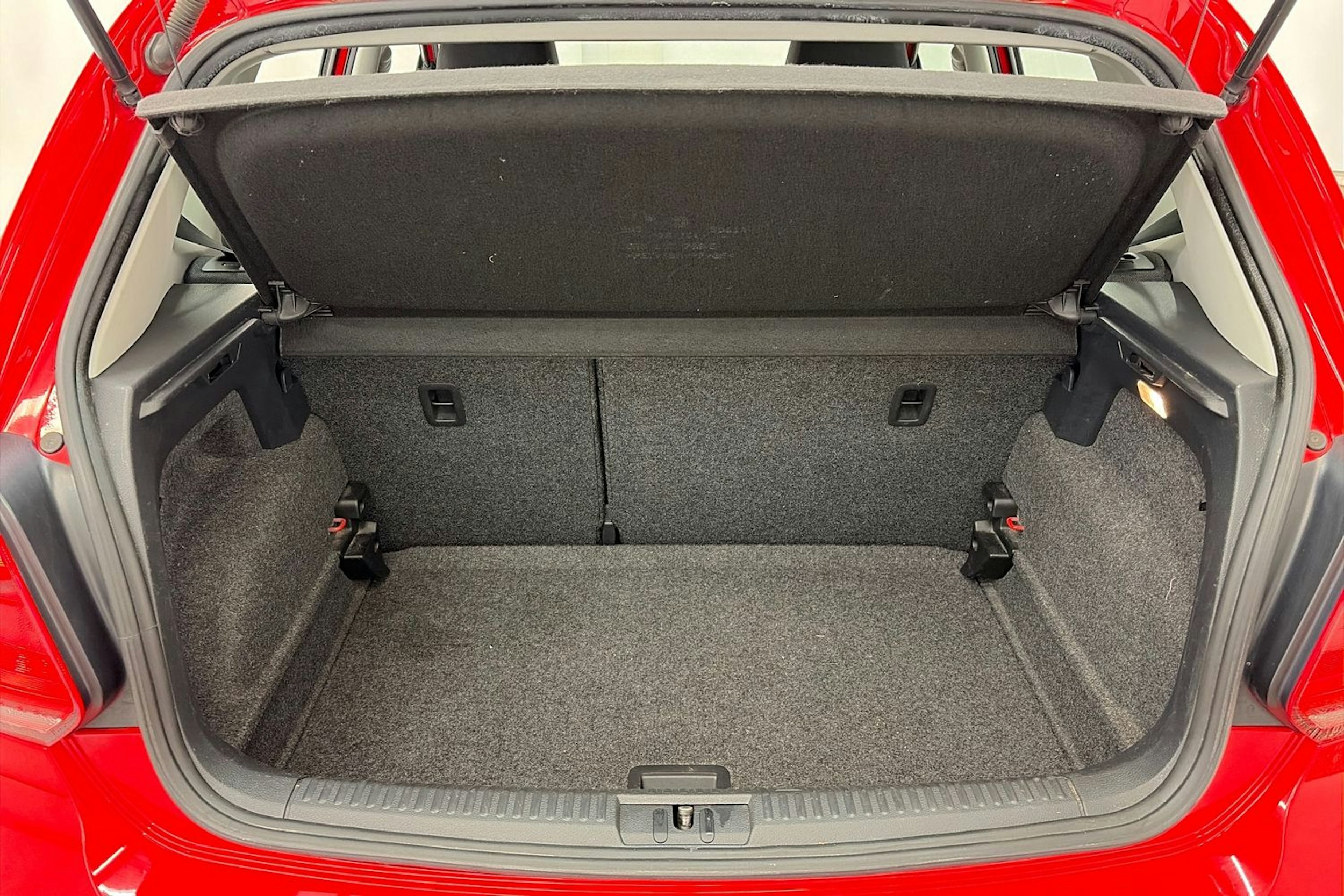 Punainen Volkswagen POLO 2015 kuva 14.