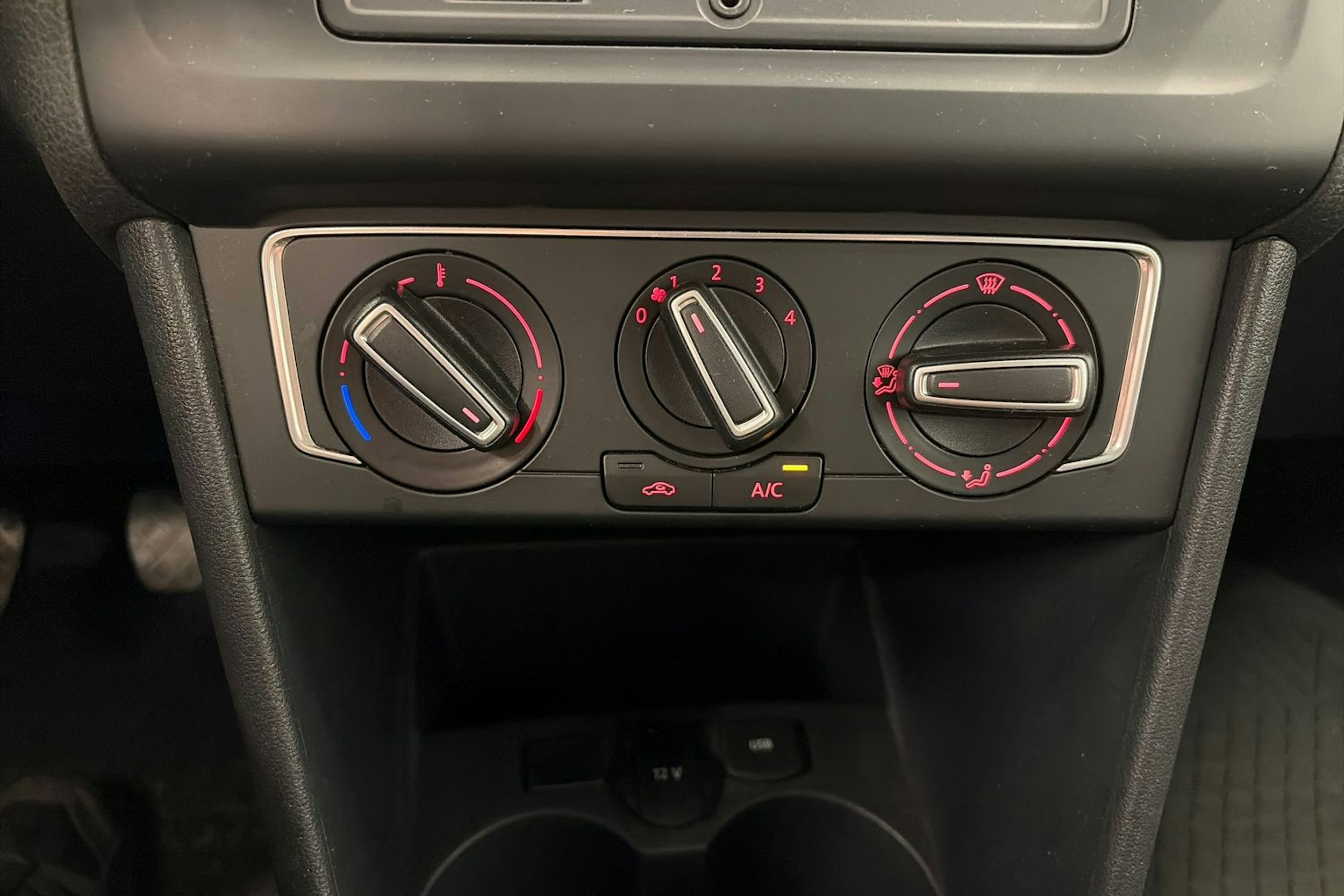 Punainen Volkswagen POLO 2015 kuva 19.