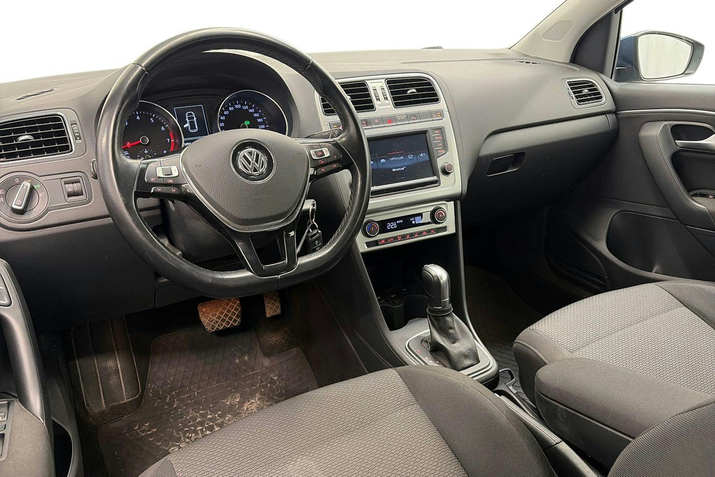 sininen Volkswagen Polo 2015 kuva 7.
