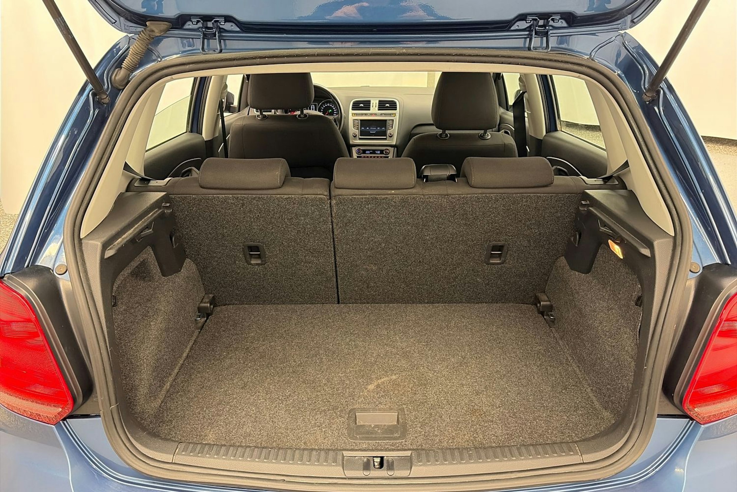 sininen Volkswagen Polo 2015 kuva 13.